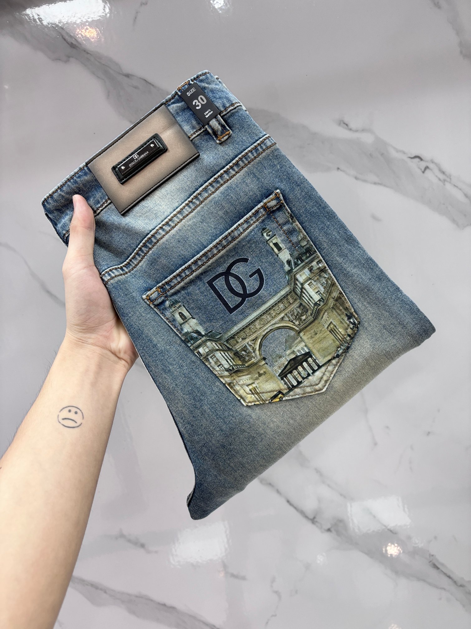 NO:931171,DG high-end customization, 2026 early autumn latest jeans, simultaneous sale at the counter, original customization, customer-supplied hardware accessories, original order quality, imported solid color denim elastic fabric, heavy washing, fine workmanship and fine line routing, excellent upper body!  The preferred items are complete with three standards.…………………………………………………… Size29-38,,jeans,19860909DG 高端定制、2026早秋最新款牛仔裤 柜台同步发售 原版定制 客供五金辅料 原单品质 进口固色牛仔弹力面料 重工洗水 做工走线精细 上身绝佳！优选单品 三标齐全.…………………………………………………… Size29-38,,jeans,,Men's clothing