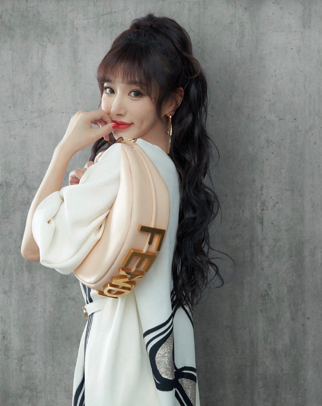펜디 FD 라지 메탈 귀걸이 상세 이미지 2