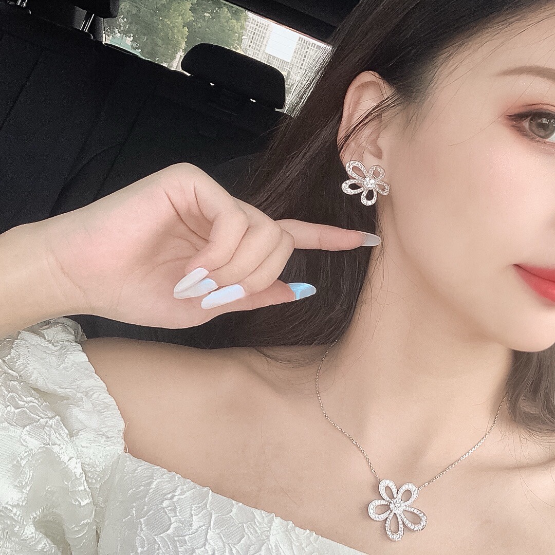 반클리프앤아펠 플라워 레이스 귀걸이 63782 이미지 4
