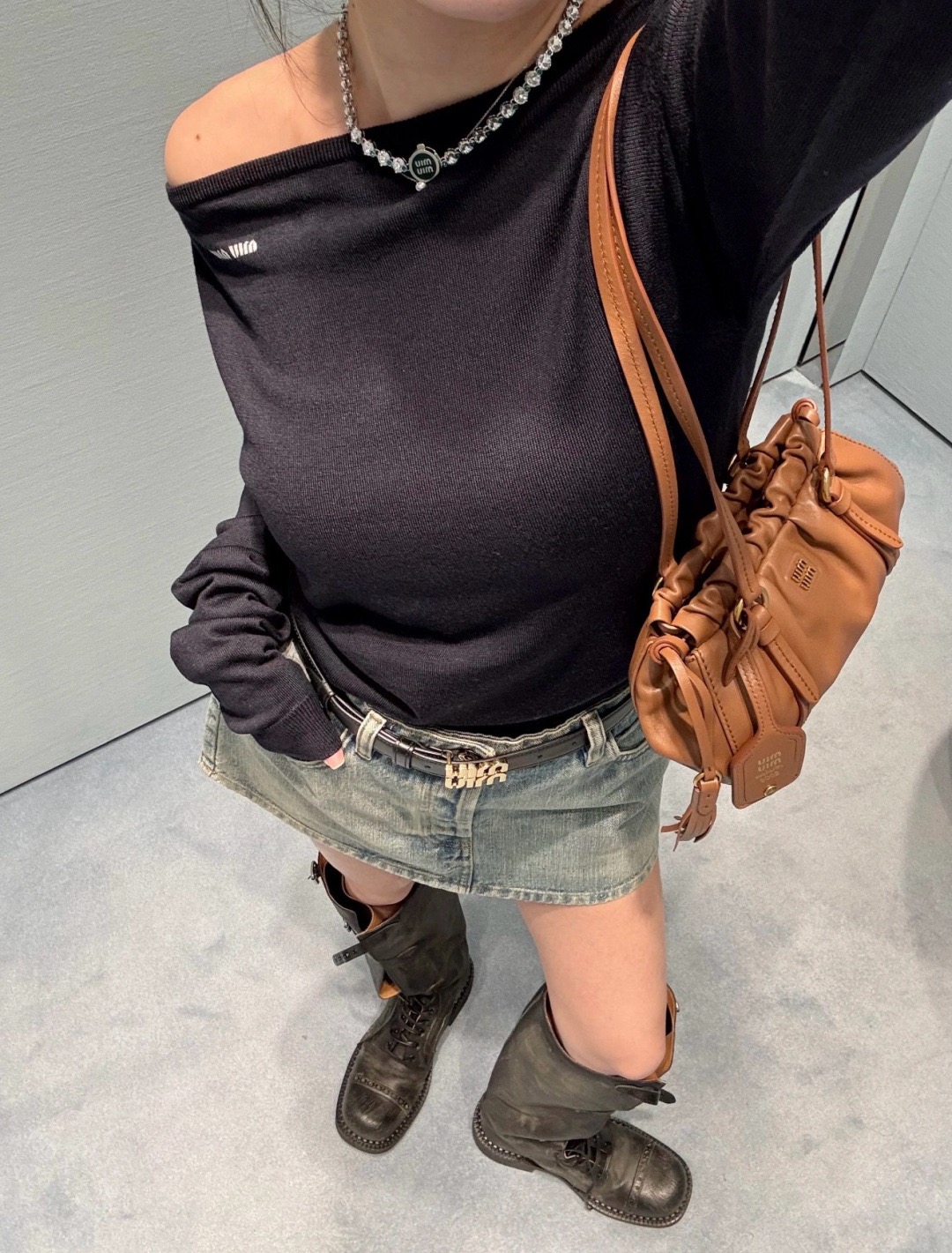 미우미우 에나멜 M자 다이아몬드 장식 목걸이 61224 이미지 3
