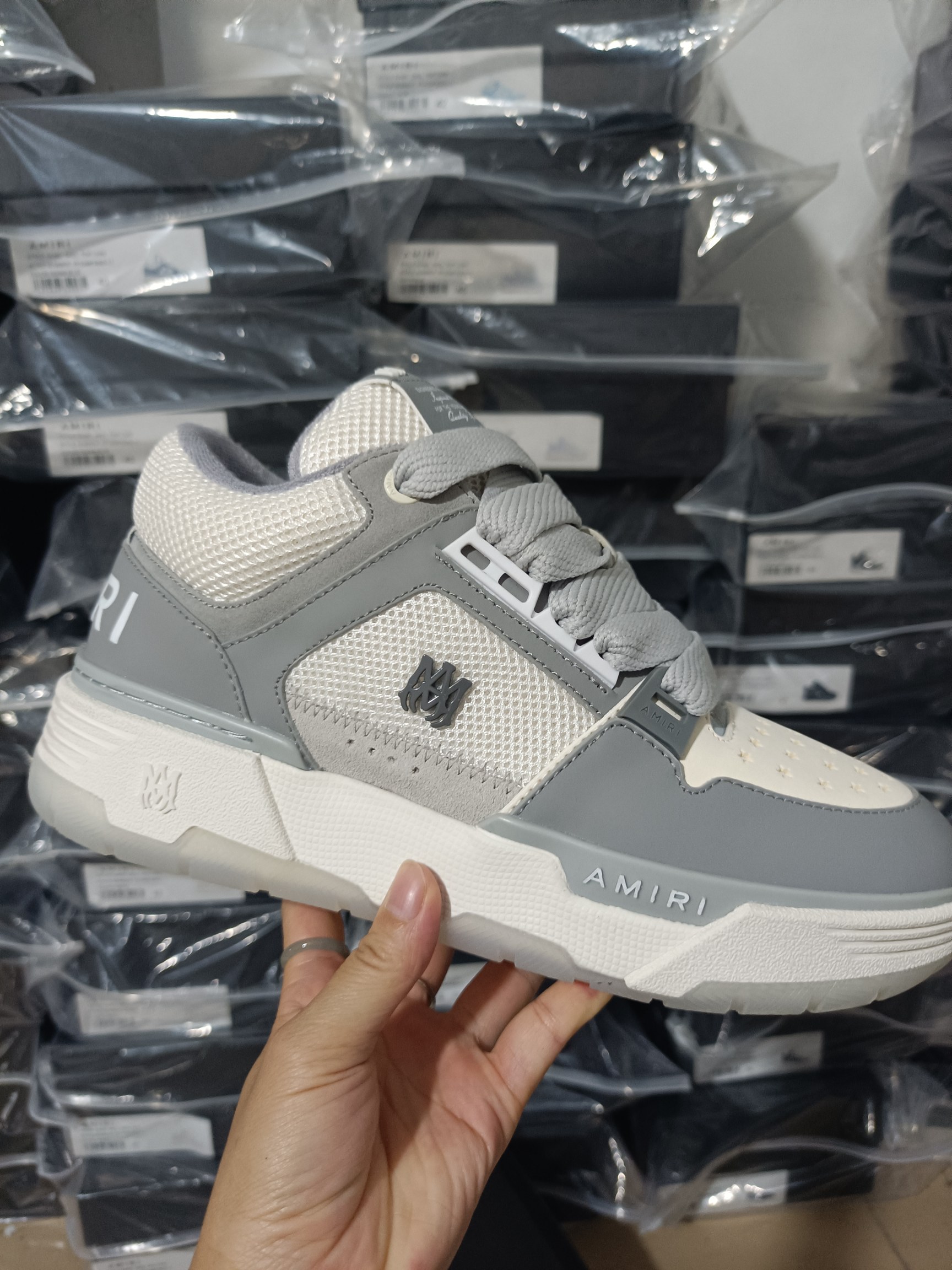 NO:559730,Top version Amiri Emile's 2025 spring and summer new MA-1 bread shoes, couple models, casual sports shoes, sneakers Amiri gave up the rock punk style in the new season and used a large number of unsaturated colors, Morandi tones, which will make people very happy whether you see or wear them. The large tongue of the bread shoes continues, shortening the length of the shoe body, thickening the midsole, and the toe part is more rounded. Amiri's brand letters and MA logo appear on the side of the shoe body. Fabric:  Original custom imported top layer cowhide + mesh inner lining: original custom breathable towel lining outsole: foam combination TPU material sole thickness: 4CM size: women's 35-40 / men's 39-45, casual shoes/sports shoes, amiri, sneakers, cowhide19860909顶级版本 Amiri埃米尔2025春夏新款MA-1面包鞋 情侣款 休闲 运动鞋 板鞋 Amiri新一季放弃了摇滚朋克的风格,使用了大量不饱和色系,莫兰迪色调,无论是看到还是穿上,都是会让人非常身心愉悦 面包鞋的大鞋舌延续了下来,缩短了鞋身的长度,加厚了中底,鞋头部分更加圆润. Amiri的品牌字母和 MA标识出现在鞋身侧面 面料: 原版定制进口头层牛皮+网面 内里: 原版定制透气毛巾里 大底: 发泡组合TPU材质 底厚: 4CM size: 女款35-40 / 男款39-45,休闲鞋/运动鞋,amiri,sneakers,cowhide,Women's Shoes