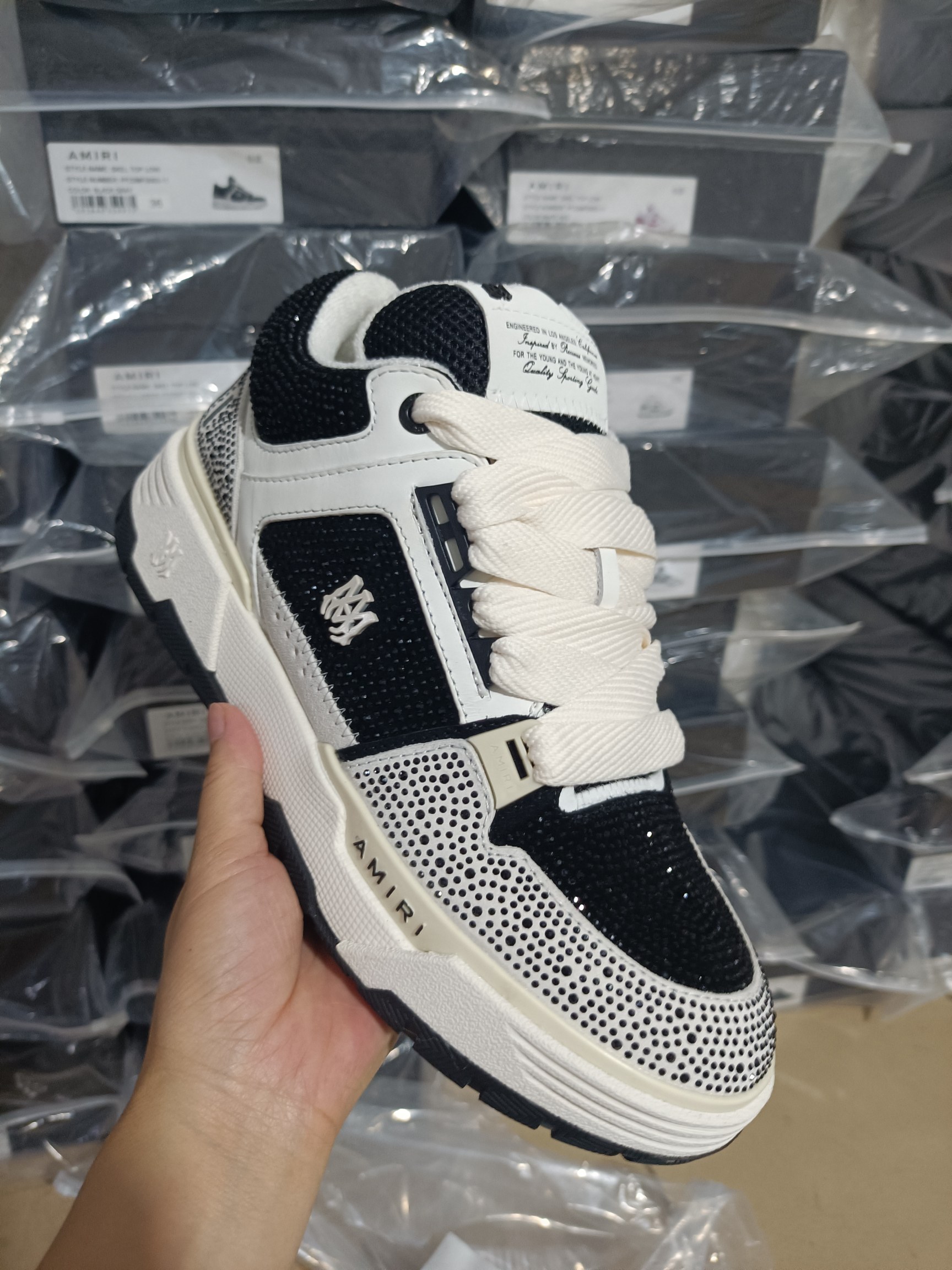 Amir Amiri’s 2025 Ma-1 Bread Shoes: Vibrant Colors and Unique Design - 图片 4
