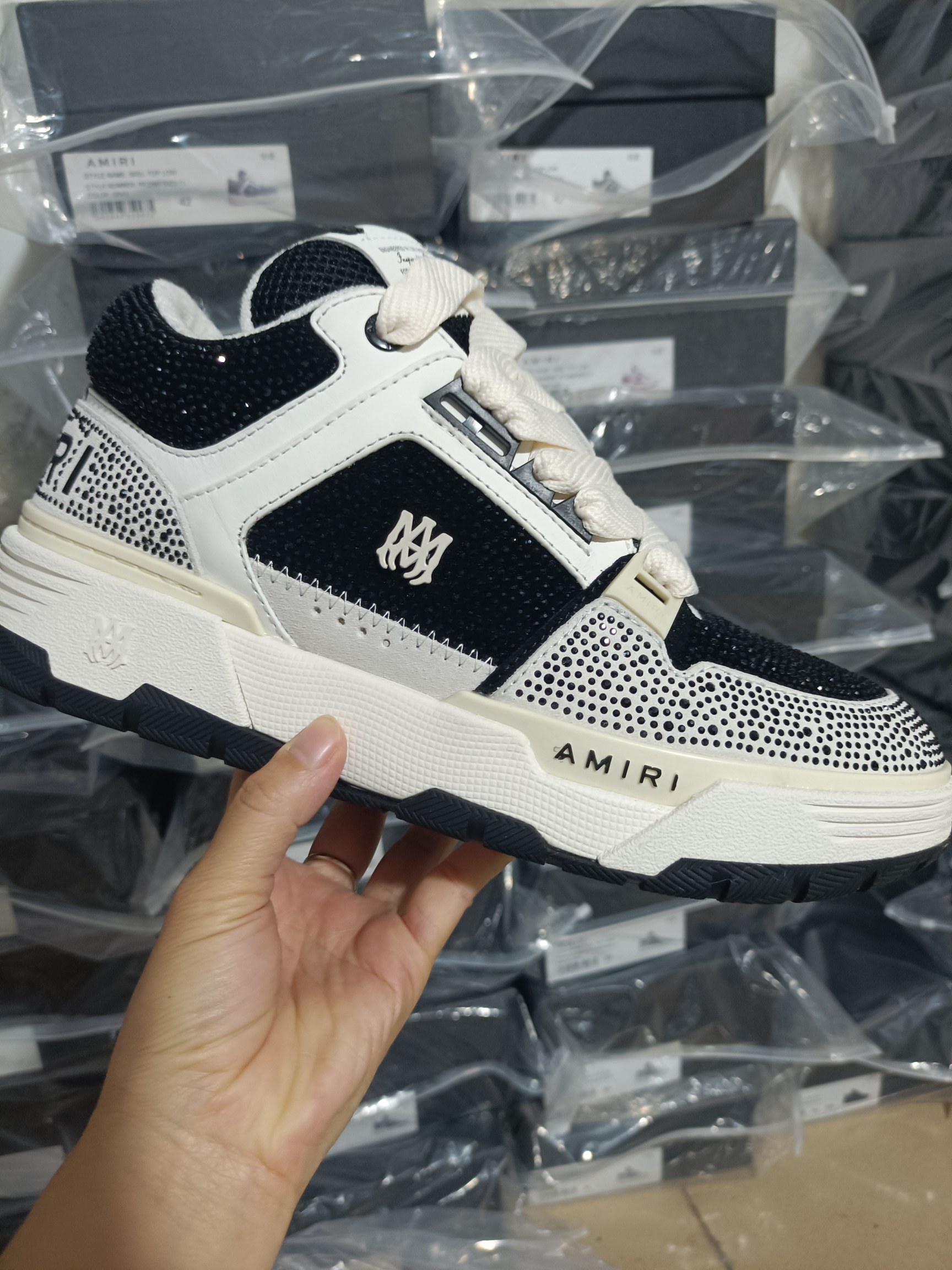 Amir Amiri’s 2025 Ma-1 Bread Shoes: Vibrant Colors and Unique Design - 图片 1