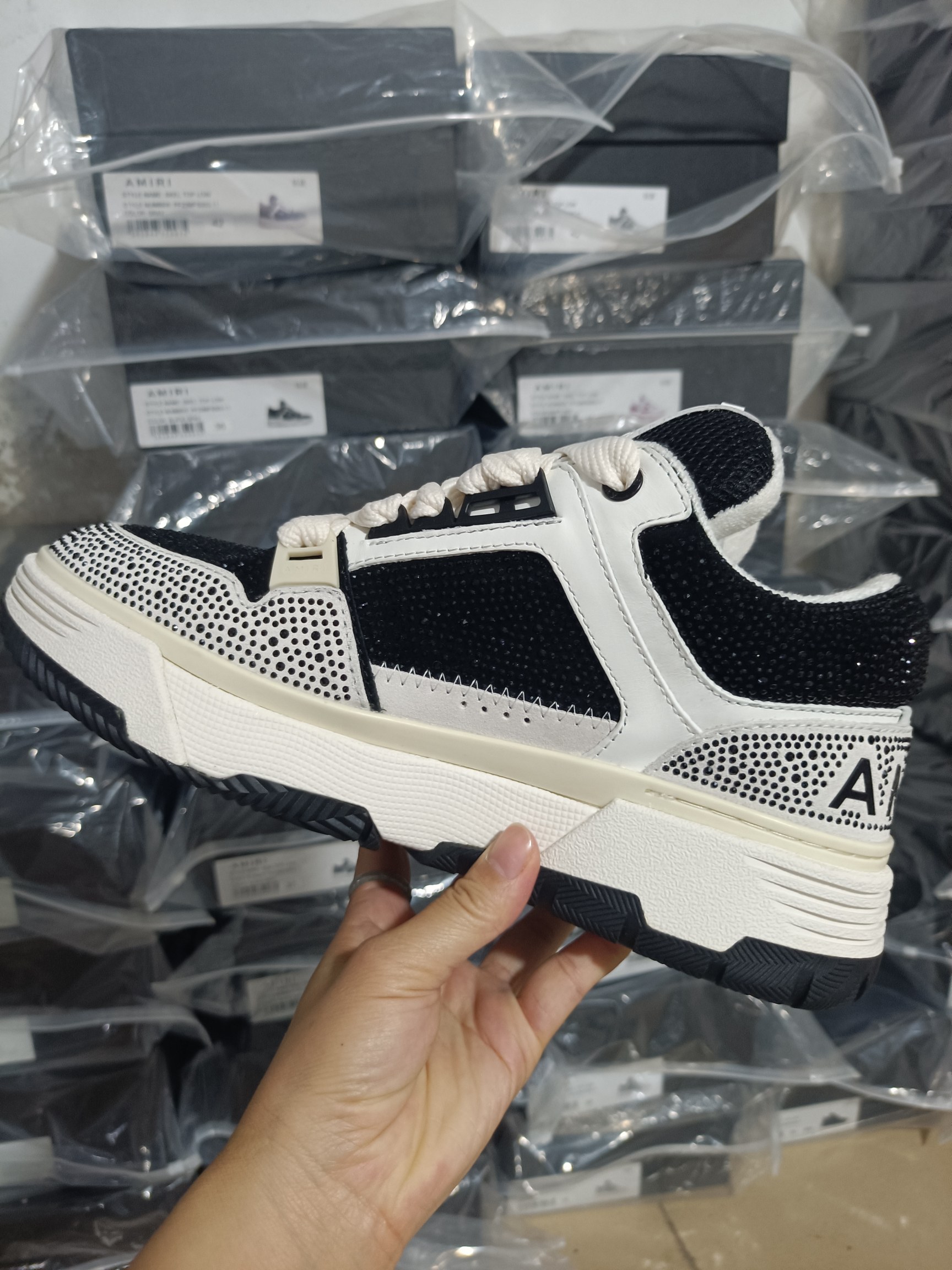 Amir Amiri’s 2025 Ma-1 Bread Shoes: Vibrant Colors and Unique Design - 图片 3