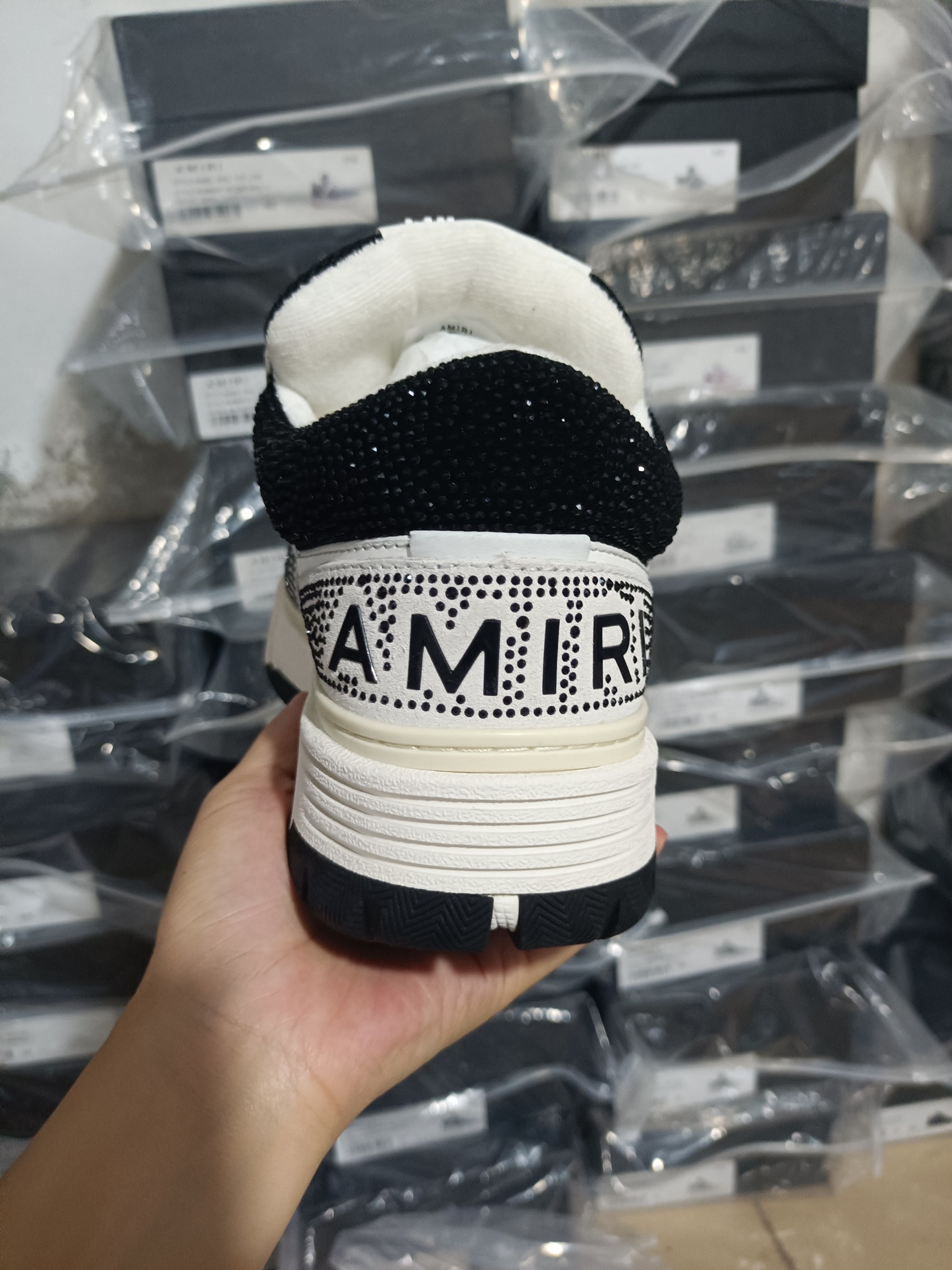 Amir Amiri’s 2025 Ma-1 Bread Shoes: Vibrant Colors and Unique Design - 图片 5