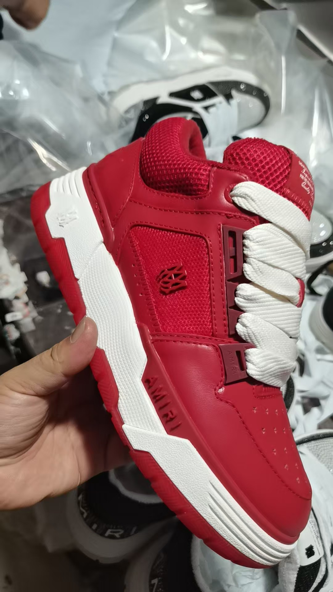 NO:559718,Diamond top version Amiri Emile's 2025 spring and summer new MA-1 bread shoes, couple models, casual sports shoes, sneakers Amiri gave up the rock punk style in the new season and used a large number of unsaturated colors, Morandi tones, which will make people very happy whether you see or wear them. The large tongue of the bread shoes continues, shortening the length of the shoe body, thickening the midsole, and the toe part is more rounded. Amiri's brand letters and MA logo appear on the side of the shoe body. Fabric:  Original custom imported top layer cowhide + mesh inner lining: original custom breathable towel lining outsole: foam combination TPU material sole thickness: 4CM size: women's 35-40 / men's 39-45, casual shoes/sports shoes, amiri, sneakers, cowhide19860909钻款顶级版本 Amiri埃米尔2025春夏新款MA-1面包鞋 情侣款 休闲 运动鞋 板鞋 Amiri新一季放弃了摇滚朋克的风格,使用了大量不饱和色系,莫兰迪色调,无论是看到还是穿上,都是会让人非常身心愉悦 面包鞋的大鞋舌延续了下来,缩短了鞋身的长度,加厚了中底,鞋头部分更加圆润. Amiri的品牌字母和 MA标识出现在鞋身侧面 面料: 原版定制进口头层牛皮+网面 内里: 原版定制透气毛巾里 大底: 发泡组合TPU材质 底厚: 4CM size: 女款35-40 / 男款39-45,休闲鞋/运动鞋,amiri,sneakers,cowhide,Women's Shoes