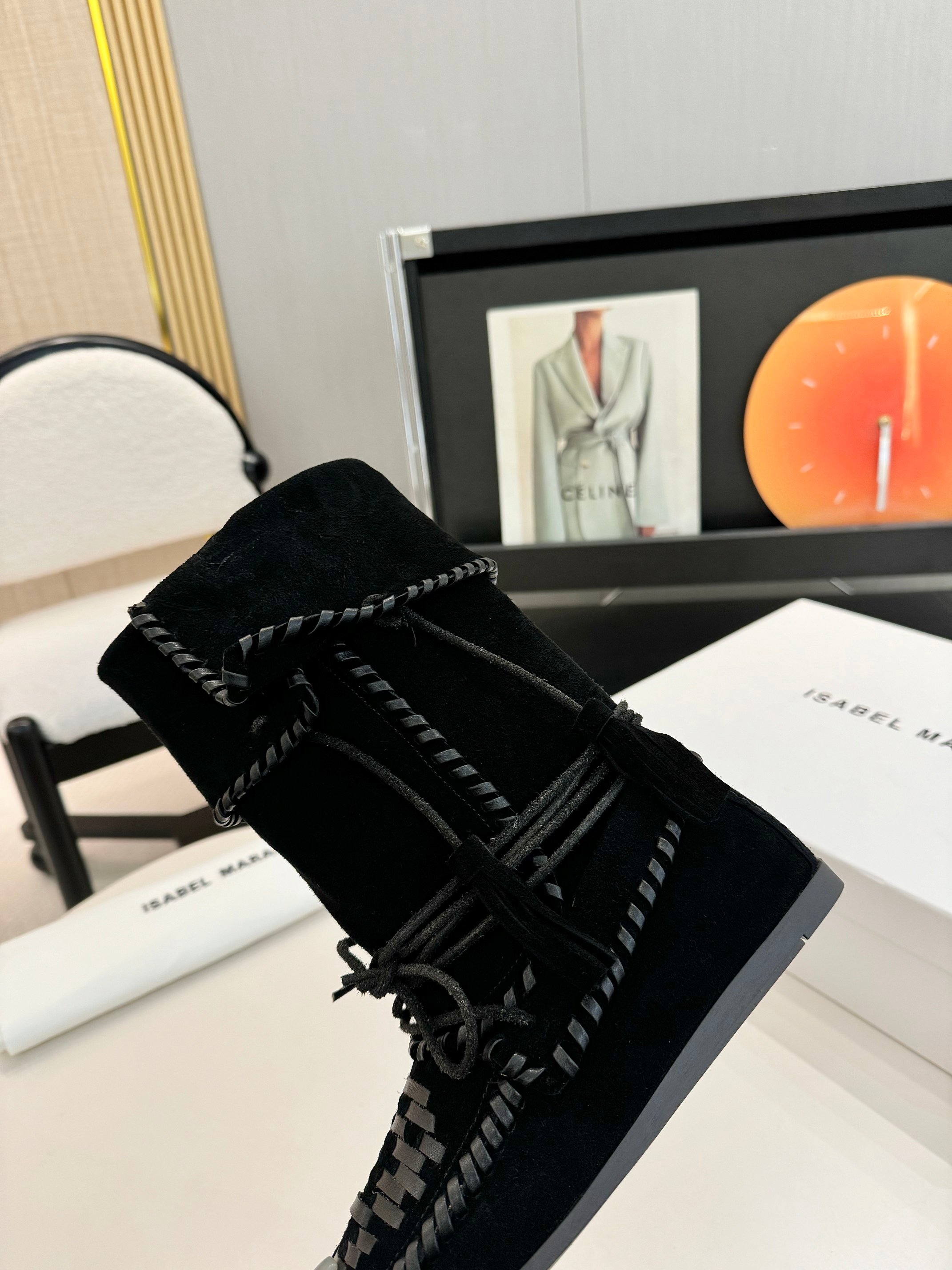 NO:464204,Isabel Marant 25 autumn and winter new European and American retro woven tassel gypsy celebrity style flat-soled mid-sole boots!  Loose wrinkled beef reverse velvet boots!  A classic women's mid-short boots with a family style, standard European and American gypsy style representative. A simple boot that uses minimalist style to describe a pair of boots is essential~ interpreting the versatile flavor!  Upper: Imported high mercerized beef reverse velvet Inner footrest: water-dyeed cowhide Outsole: TPU Size: 35-40 (custom made without return) With original packaging, boots, boots, cowhide19860909Isabel Marant 伊莎贝尔25秋冬新款欧美复古编织流苏吉普赛名族风平底中靴！松垮皱面牛反绒短靴！ 满满家族风格的一款经典女款中短靴标准的欧美吉普赛风格代表. 一个用极简风格来陈述一对靴子的牌子必不可少的一款简单靴~诠释百搭的味道！ 鞋面:进口高丝光牛反绒 内里垫脚:水染牛皮 大底:TPU 码数:35-40(订做不退换) 配原版包装,靴子,boots,cowhide,Women's Shoes