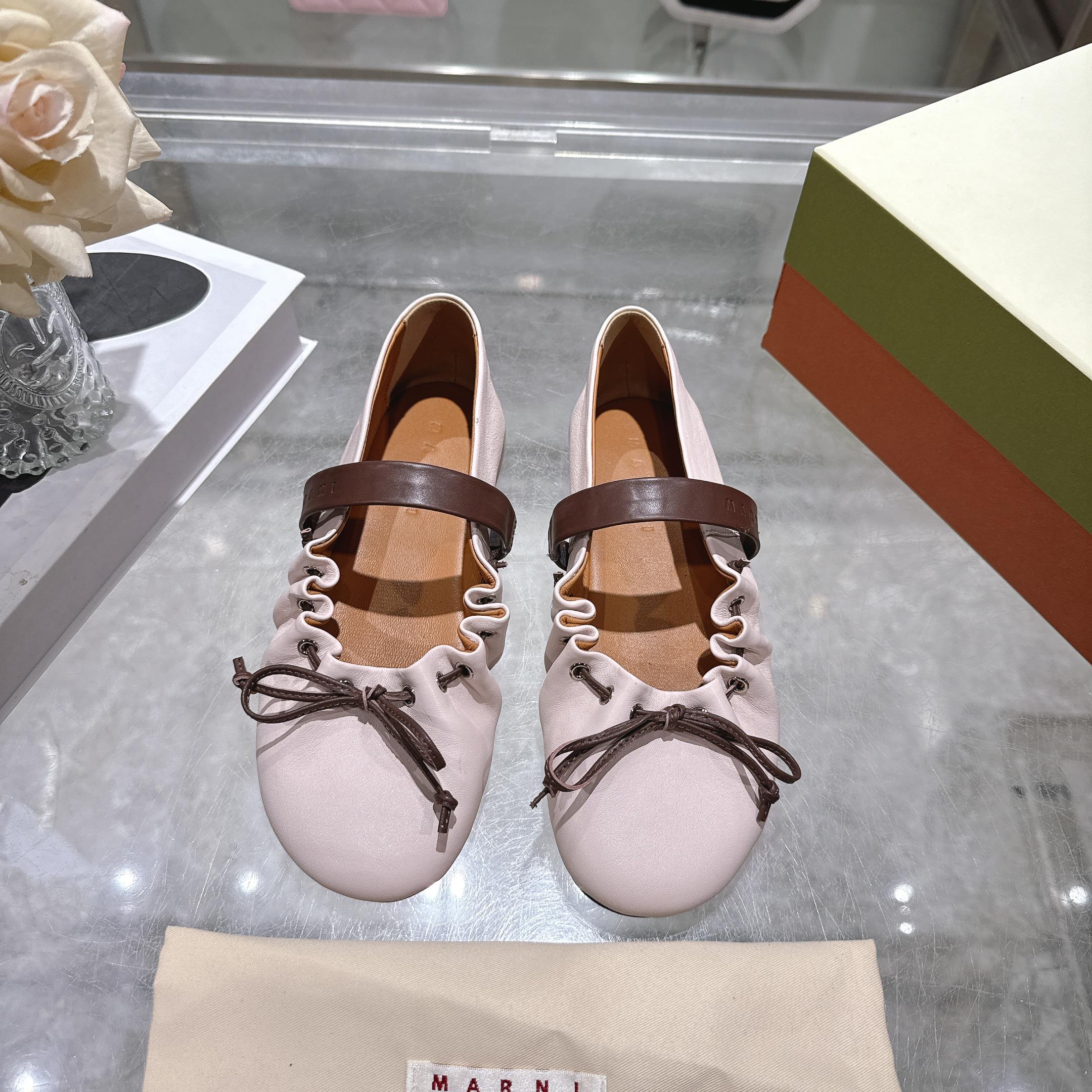 NO:706768,Marni/Marni 2026ss new spring and summer pleated bow Mary Jane ballet flats are slip-on slip-on shoes. The unique one-piece pleated upper design reveals a feminine style. From gorgeous skirts to smart and simple trousers. This pair of ballet shoes can handle everything, making itself the highlight of the look. The overall lines of the shoe body are beautiful and the upper feet are very comfortable!  Imported washed vegetable-tanned sheepskin for the uppers, imported sheepskin for the feet, original original outsole, size 35~39 (custom-made for 40, non-refundable, non-exchangeable) Price: ballet shoes, marni, mary jane, flats, skirts, sheepskin19860909Marni/玛尼 2026ss春夏新款褶皱蝴蝶结玛丽珍芭蕾舞鞋平底鞋一脚蹬懒人鞋, 别致的一体褶皱鞋面设计,展露柔美风情.从华丽的裙装,到干练简洁的裤装.这双芭蕾舞鞋无一不能驾驭,妥妥的让自己成为造型的亮点.鞋身整体线条优美,上脚非常舒适！ 鞋面进口水洗植鞣羊皮 垫脚进口羊皮 大底原版大底 码数35~39（40定做不退不换） 价格:,芭蕾舞鞋,marni,mary jane,flats,skirts,sheepskin,Women's Shoes