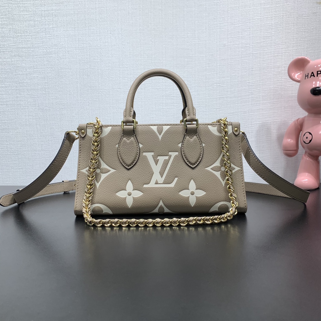 NO:187231,Genuine grade original leather model number M23641 This OnTheGo East West handbag is a Monogram Empreinte leather embossed Giant Monogram pattern, showing a gorgeous style in an exquisite horizontal configuration. The neat inner layer is easy to store daily needs, and the articulated handle and removable chain leather shoulder straps provide flexible carrying. 13 x 10 x 25 cm (height x width x length), Genuine grade LV, louis vuitton19860909正品级 原厂皮 款号M23641 本款 OnTheGo East West 手袋为 Monogram Empreinte 皮革压印 Giant Monogram 图案,以精巧横向构型展现华美风范.齐整内层便于收纳日常所需,铰接式手柄和可拆卸链条皮革肩带实现灵活背携. 13 x 10 x 25 厘米 (高 x 宽 x 长度),正品级LV,louis vuitton,Bag