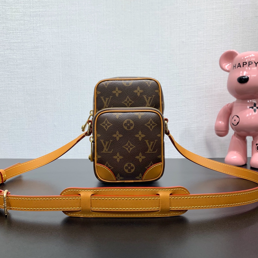 NO:187240,Genuine Grade Original Leather Model Number M14014 Stylish Amazon crossbody bag is made of Monogram canvas, with corners, edging and removable straps in old leather. Pharrell Williams draws inspiration from the 1980s design to create a small handbag that combines retro charm with sophisticated modernity. Zippered headsets are pearls and adjustable straps for portability and comfort. 20 x 8 x 13.5 cm (H x W x Length), Genuine Grade LV, louis vuitton,satchels,crossbody bags19860909正品级 原厂皮 款号M14014 时尚的 Amazone 斜挎包取材 Monogram 帆布,包角、镶边和可拆卸背带均采用做旧皮革.Pharrell Williams 从 20 世纪 80 年代的设计中汲取灵感,创造出一款融合复古魅力与精致现代感的小巧手袋.拉链头饰有珍珠,可调节肩带确保便携舒适. 20 x 8 x 13.5 厘米 (高 x 宽 x 长度),正品级LV,louis vuitton,satchels,crossbody bags,Bag