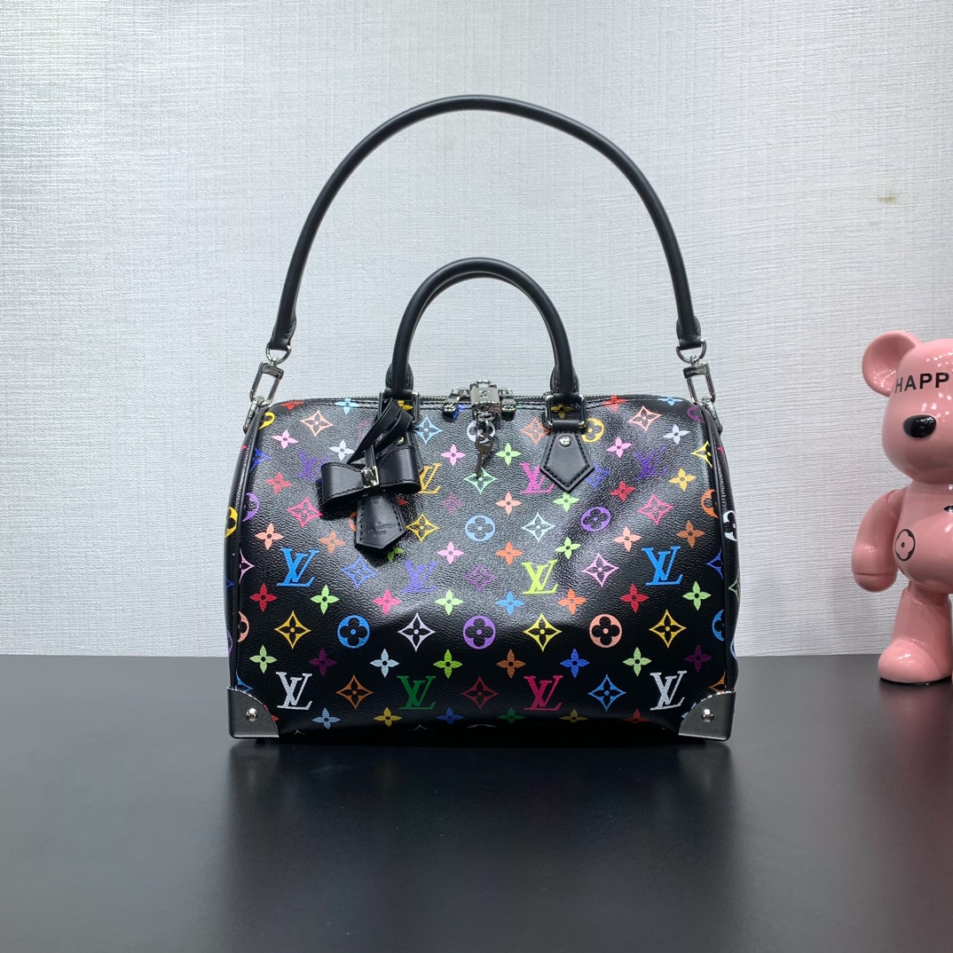 NO:187249,Genuine grade original leather model number M13257 This Speedy Soft 30 handbag is made of soft coated canvas, and uses colorful rainbow tones to depict the full Monogram pattern, pointing out the agile style of Louis Vuitton x Murakami Takashi's reprint series. Cowhide leather tones to build Toron handles and removable shoulder straps, metal corners to trace classic suitcase elements, bow-shaped key bags and padlocks to add branded strokes. 21 x 17 x 30 cm (height x width x length), Genuine grade LV, louis vuitton, louis vuitton, cowhide19860909正品级 原厂皮 款号M13257  本款 Speedy Soft 30 手袋取材柔软涂层帆布,以缤纷彩虹色调描摹全幅 Monogram 图案,点明路易威登 x 村上隆再版系列的灵动格调.牛皮革构筑 Toron 手柄和可拆卸肩带,金属包角回溯经典行李箱元素,蝴蝶结造型钥匙包和挂锁再添品牌笔触. 21 x 17 x 30 厘米 (高 x 宽 x 长度),正品级LV,louis vuitton,louis vuitton,cowhide,Bag