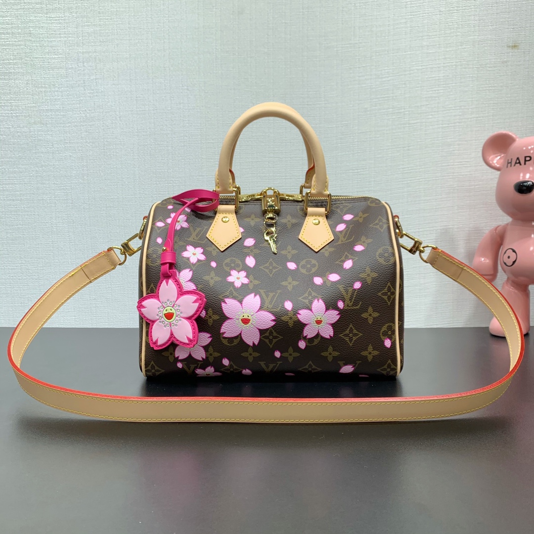 NO:187324,Super-grade original leather model number M14174 This Speedy Bandoulière 25 handbag comes from Louis Vuitton x Takashi Murakami replica series, which is a classic Monogram coating that incorporates the flexible Cherry Blossom pattern of Murakami's pen, and then continues the same elements to the removable bag decoration. Cowhide leather construction Toron handles and removable leather shoulder straps, double zippers and padlocks ensure personal belongings are safe. 19 x 15 x 25 cm (height x width x length), LV premium version, louis vuitton, louis vuitton,cowhide19860909特级 原厂皮 款号M14174 本款 Speedy Bandoulière 25 手袋出自路易威登 x 村上隆复刻系列,为品牌经典 Monogram 涂层融入村上隆笔下灵动的 Cherry Blossom 图案,再令相同元素延续至可拆卸包饰.牛皮革构筑 Toron 手柄与可拆卸皮革肩带,双拉链和挂锁确保个人物品安全无虞. 19 x 15 x 25 厘米 (高 x 宽 x 长度),LV特级版本,louis vuitton,louis vuitton,cowhide,Bag