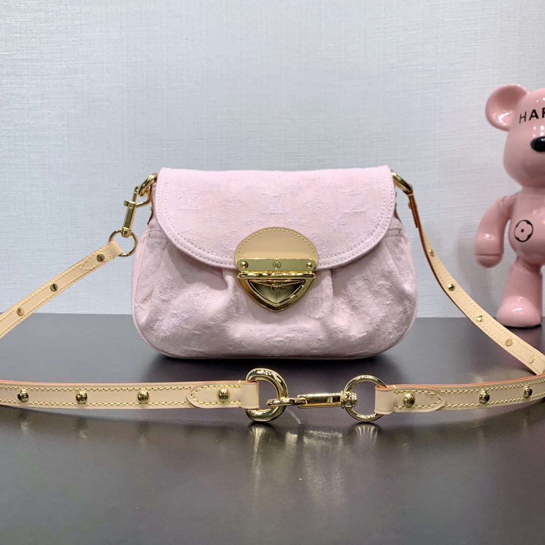 NO:187328,Super-grade original leather model number M13347 This Sunset handbag relies on exquisite bleaching technology to return to the new season's vision. Smooth leather trim and metal buckles illuminate the exquisite configuration, allowing you to easily store your day and night needs. Use the included shoulder straps, and you can switch freely with your hands, shoulders and crossbody. 18 x 3 x 27 cm (height x width x length), LV premium version, louis vuitton19860909特级 原厂皮 款号M13347  本款 Sunset 手袋依托精湛漂白工艺,令诞生于 年的 Monogram Denim 图案回归新季视野.光滑皮革饰边和金属插扣点亮考究构型,可轻松收纳昼夜所需.巧用随附肩带,手提、肩背、斜挎自如切换. 18 x 3 x 27 厘米 (高 x 宽 x 长度),LV特级版本,louis vuitton,Bag