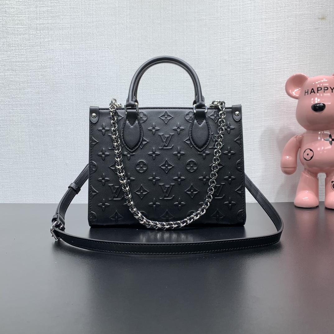 NO:187335,Super-grade original leather model number M14576 This OnTheGo small handbag comes from the Monogram Bold series, with a neat configuration finishing the spring and summer show. The Monogram embossed leather body incorporates dazzling metal parts and removable braided chains, making it more room to accommodate daily needs, making it a great choice for urban commuting and weekend trips. 19 x 11.5 x 25 cm (height x width x length), LV premium version, louis vuitton19860909特级 原厂皮 款号M14576 本款 OnTheGo 小号手袋出自 Monogram Bold 系列,以利落构型点睛 春夏秀场.Monogram 压纹皮革包身融入耀目金属件和可拆卸编织链条,充裕空间方便容纳日常所需,成就都市通勤和周末出游佳选. 19 x 11.5 x 25 厘米 (高 x 宽 x 长度),LV特级版本,louis vuitton,Bag