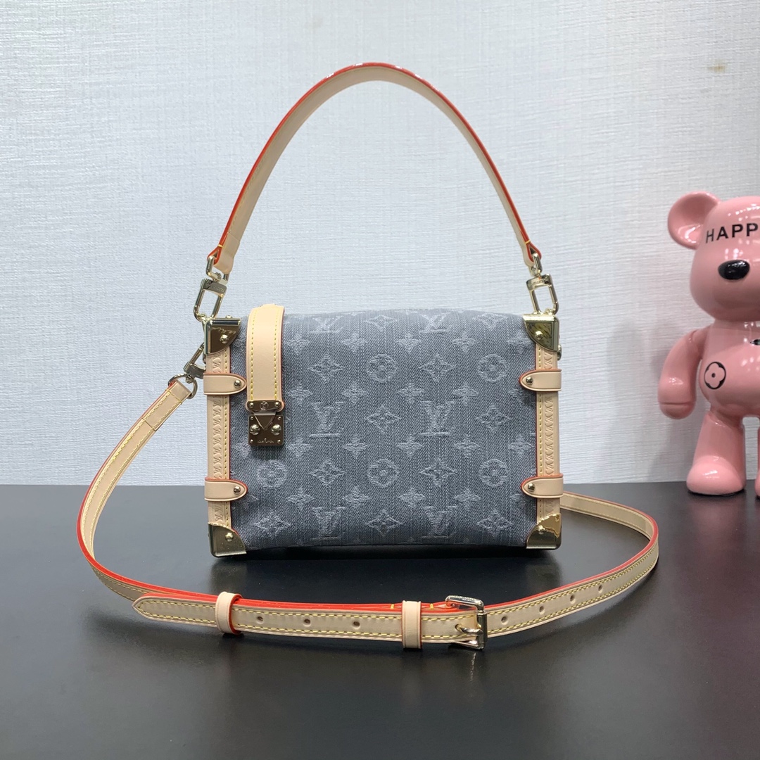 NO:187513,Superior version Original leather model number M13285 This Side Trunk medium handbag is re-released with a unique bleaching effect. The Monogram Denim pattern was born in 2019, cleverly greeting the classic Louis Vuitton suitcase design. The illuminated metal parts, hard case style corners and S-lock locks illuminate the smooth configuration, the leather trim injects visual contrast, and plenty of space to easily store daily needs. 16 x 8.5 x 23.5 cm (height x width x length), LV premium version, louis vuitton, louis vuitton19860909特级版本 原厂皮 款号M13285  本款 Side Trunk 中号手袋以别致漂白效果重释诞生于 年的 Monogram Denim 图案,巧妙致意路易威登经典行李箱设计.莹泽金属件、硬箱风格包角和 S-lock 锁扣点亮流畅构型,皮革饰边注入视觉反差,充裕空间可轻松收纳日常所需. 16 x 8.5 x 23.5 厘米 (高 x 宽 x 长度),LV特级版本,louis vuitton,louis vuitton,Bag
