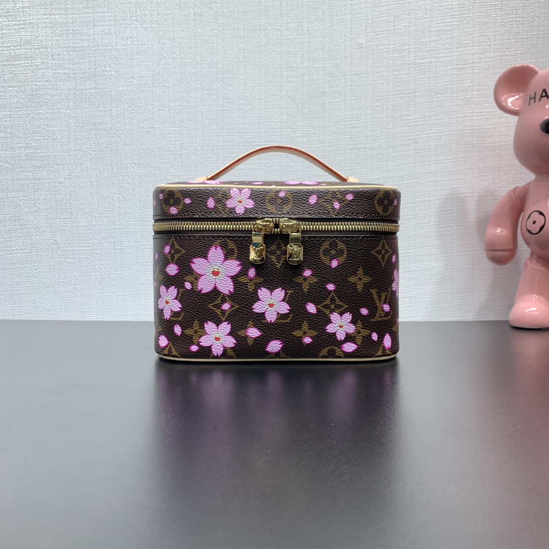 NO:187509,Superior version Original leather Model number M14181 This Nice mini makeup bag is made of Monogram-coated canvas, with rounded brushstrokes to enrich the box profile. Cherry Blossom pattern releases the joy of Louis Vuitton x Murakami Takashi's replica series, cowhide leather handles show exquisite details, double zipper opening and closing safe storage and needs. 13.5 x 12 x 20 cm (height x width x length), LV premium version, louis vuitton,louis vuitton,cosmetic bags & cases,cowhide19860909特级版本 原厂皮 款号M14181  本款 Nice 迷你化妆包取材 Monogram 涂层帆布,以圆润笔触浓缩箱型轮廓.Cherry Blossom 图案释放路易威登 x 村上隆复刻系列的欢欣气息,牛皮革手柄彰显精湛细节,双拉链开合稳妥收纳随行所需. 13.5 x 12 x 20 厘米 (高 x 宽 x 长度),LV特级版本,louis vuitton,louis vuitton,cosmetic bags & cases,cowhide,Bag