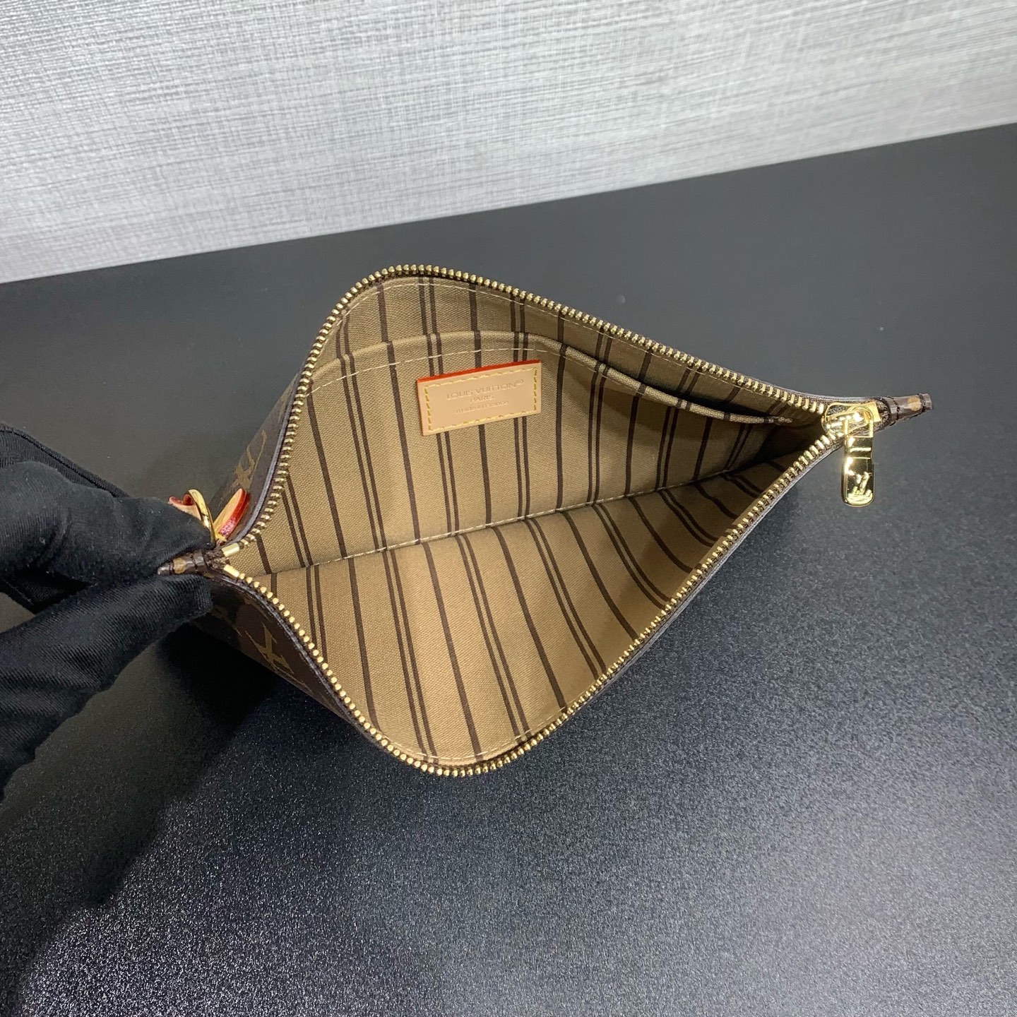 【顶级原单】 款号：M46975（钢扣）        本款 Neverfull 中号托特包为柔软 Monogram 帆