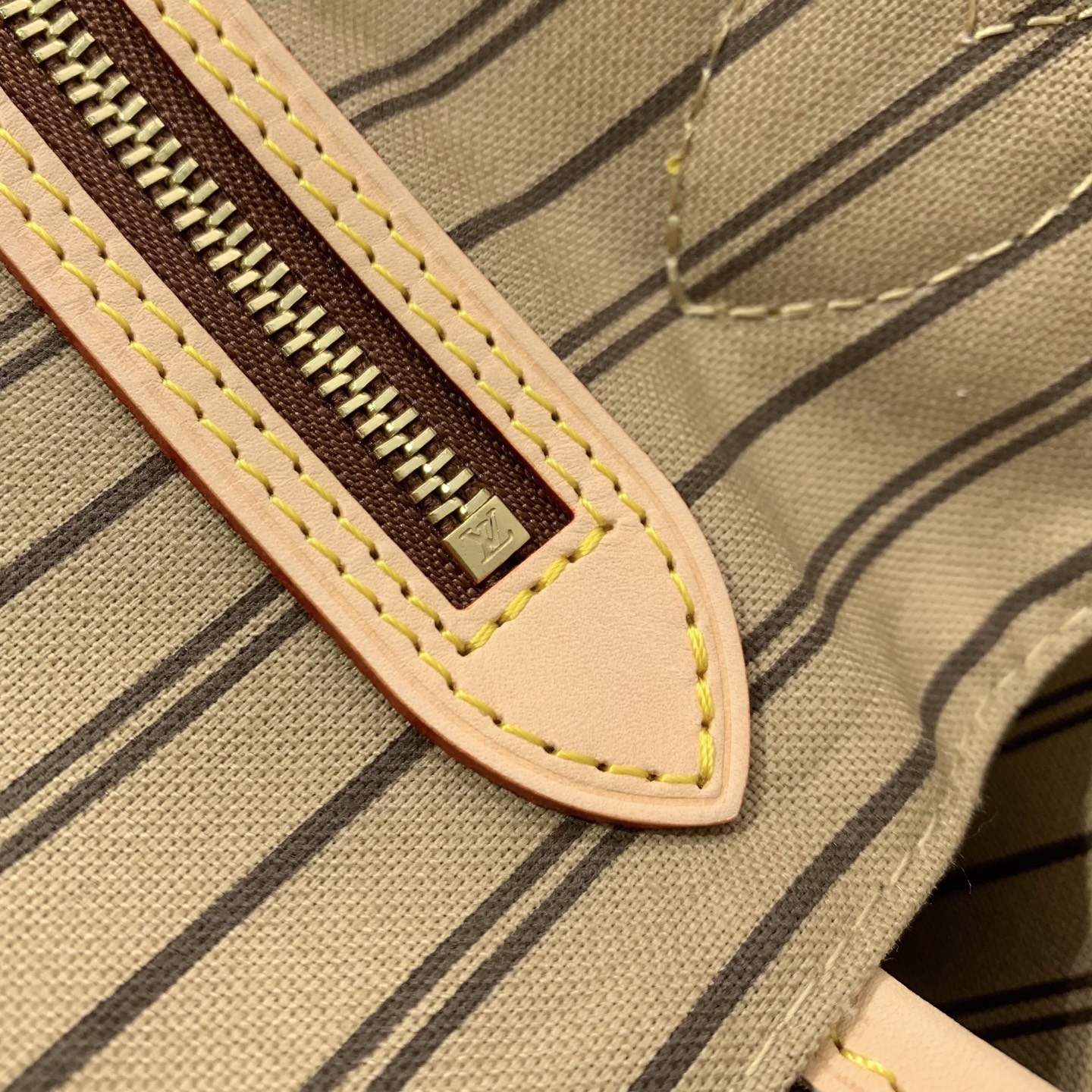 【顶级原单】 款号：M46975（钢扣）        本款 Neverfull 中号托特包为柔软 Monogram 帆