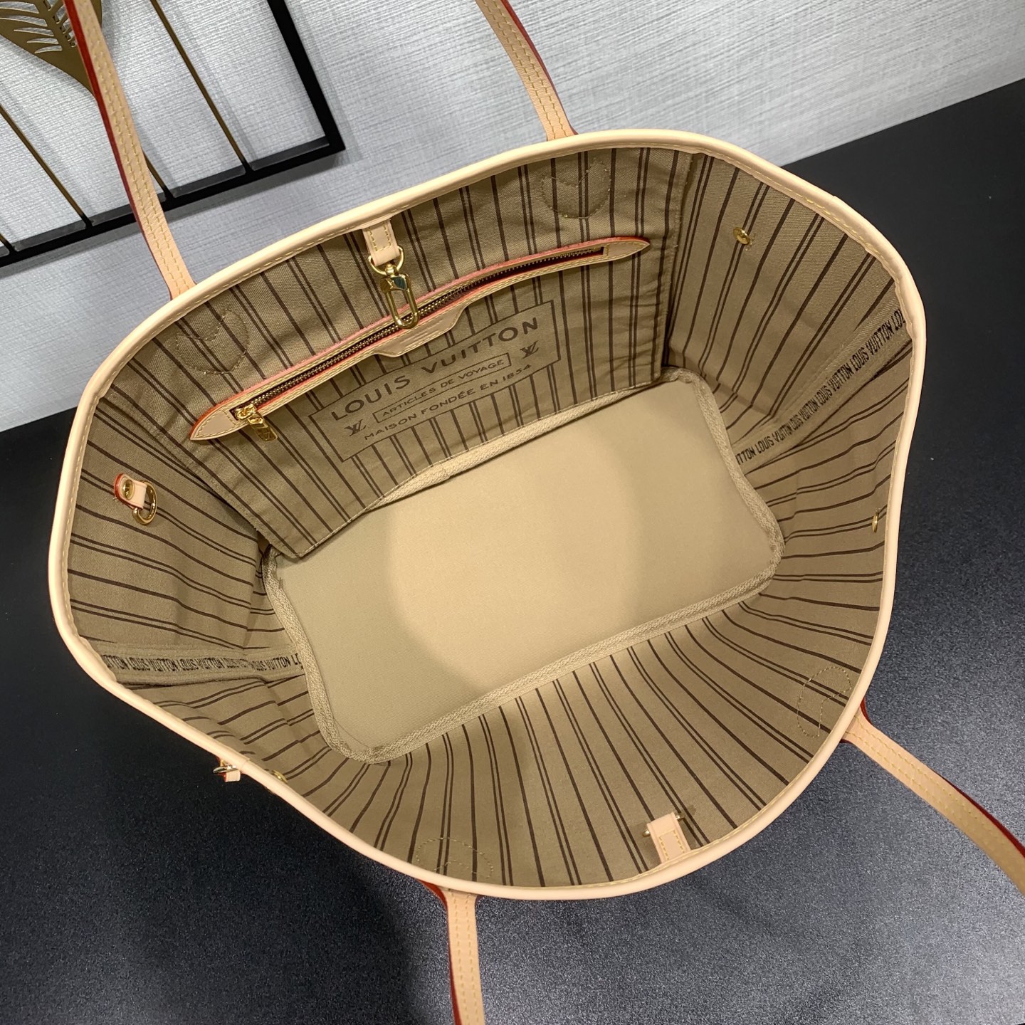 【顶级原单】 款号：M46975（钢扣）        本款 Neverfull 中号托特包为柔软 Monogram 帆