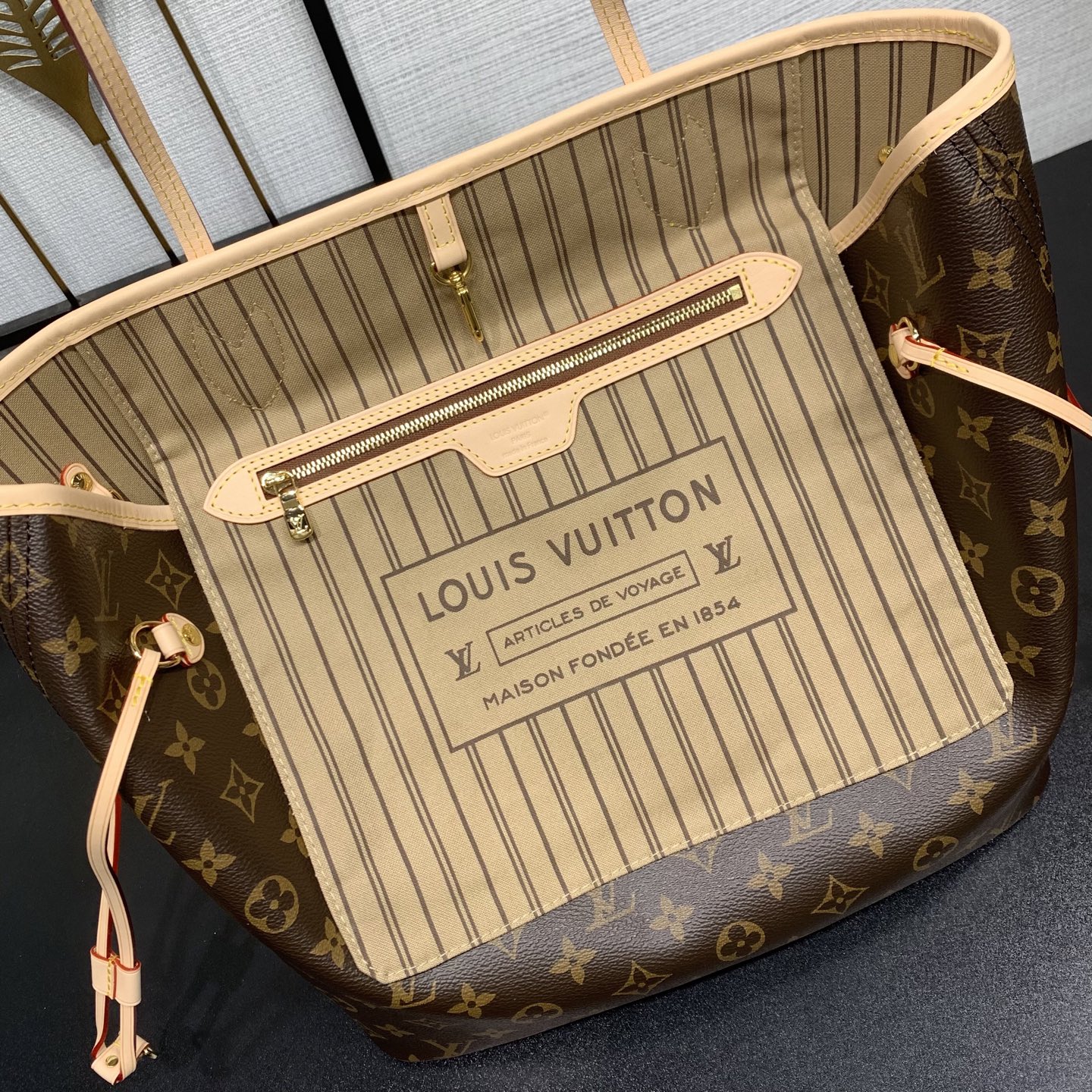 【顶级原单】 款号：M46975（钢扣）        本款 Neverfull 中号托特包为柔软 Monogram 帆