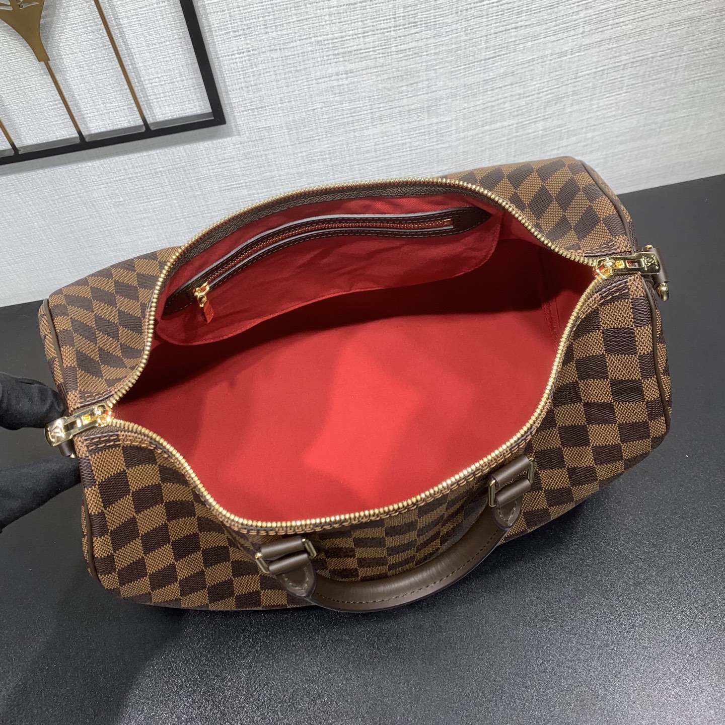 【顶级原单】 款号：N40591 钢扣        Speedy 系列手袋原为旅行者而设计，借由此名致敬 1930 年