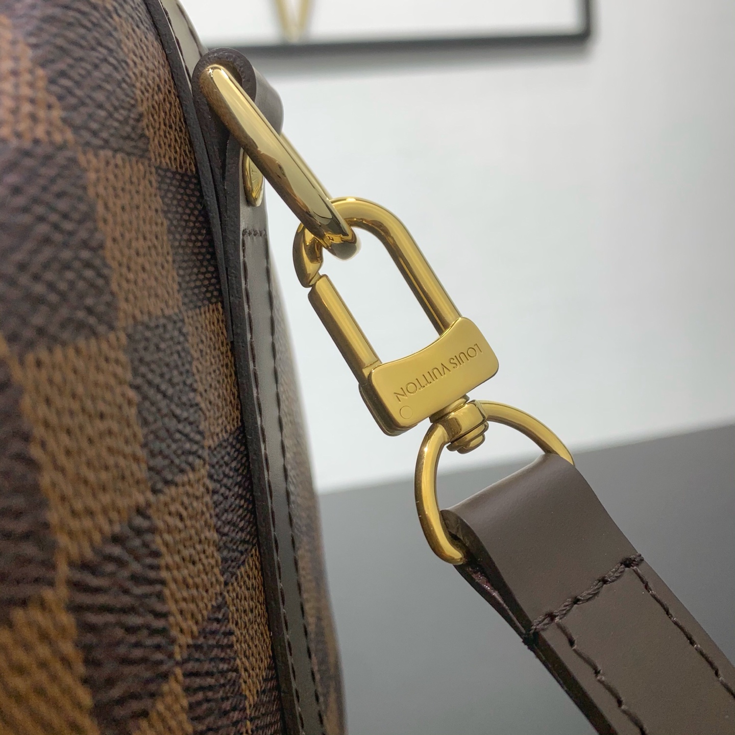 【顶级原单】 款号：N40591 钢扣        Speedy 系列手袋原为旅行者而设计，借由此名致敬 1930 年
