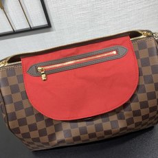 【顶级原单】 款号:N40590 钢扣 Speedy 系列手袋原为 1930 年代的旅行者而设计,以此之名致敬 【顶级原单】 款号:N40590 钢扣 Speedy 系列手袋原为 1930 年代的旅行者而设计,以此之名致敬