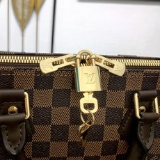 【顶级原单】 款号:N40590 钢扣 Speedy 系列手袋原为 1930 年代的旅行者而设计,以此之名致敬 【顶级原单】 款号:N40590 钢扣 Speedy 系列手袋原为 1930 年代的旅行者而设计,以此之名致敬