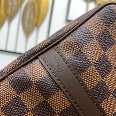 【顶级原单】 款号:N40590 钢扣 Speedy 系列手袋原为 1930 年代的旅行者而设计,以此之名致敬 【顶级原单】 款号:N40590 钢扣 Speedy 系列手袋原为 1930 年代的旅行者而设计,以此之名致敬