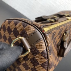 【顶级原单】 款号:N40590 钢扣 Speedy 系列手袋原为 1930 年代的旅行者而设计,以此之名致敬 【顶级原单】 款号:N40590 钢扣 Speedy 系列手袋原为 1930 年代的旅行者而设计,以此之名致敬
