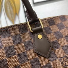 【顶级原单】 款号:N40590 钢扣 Speedy 系列手袋原为 1930 年代的旅行者而设计,以此之名致敬 【顶级原单】 款号:N40590 钢扣 Speedy 系列手袋原为 1930 年代的旅行者而设计,以此之名致敬