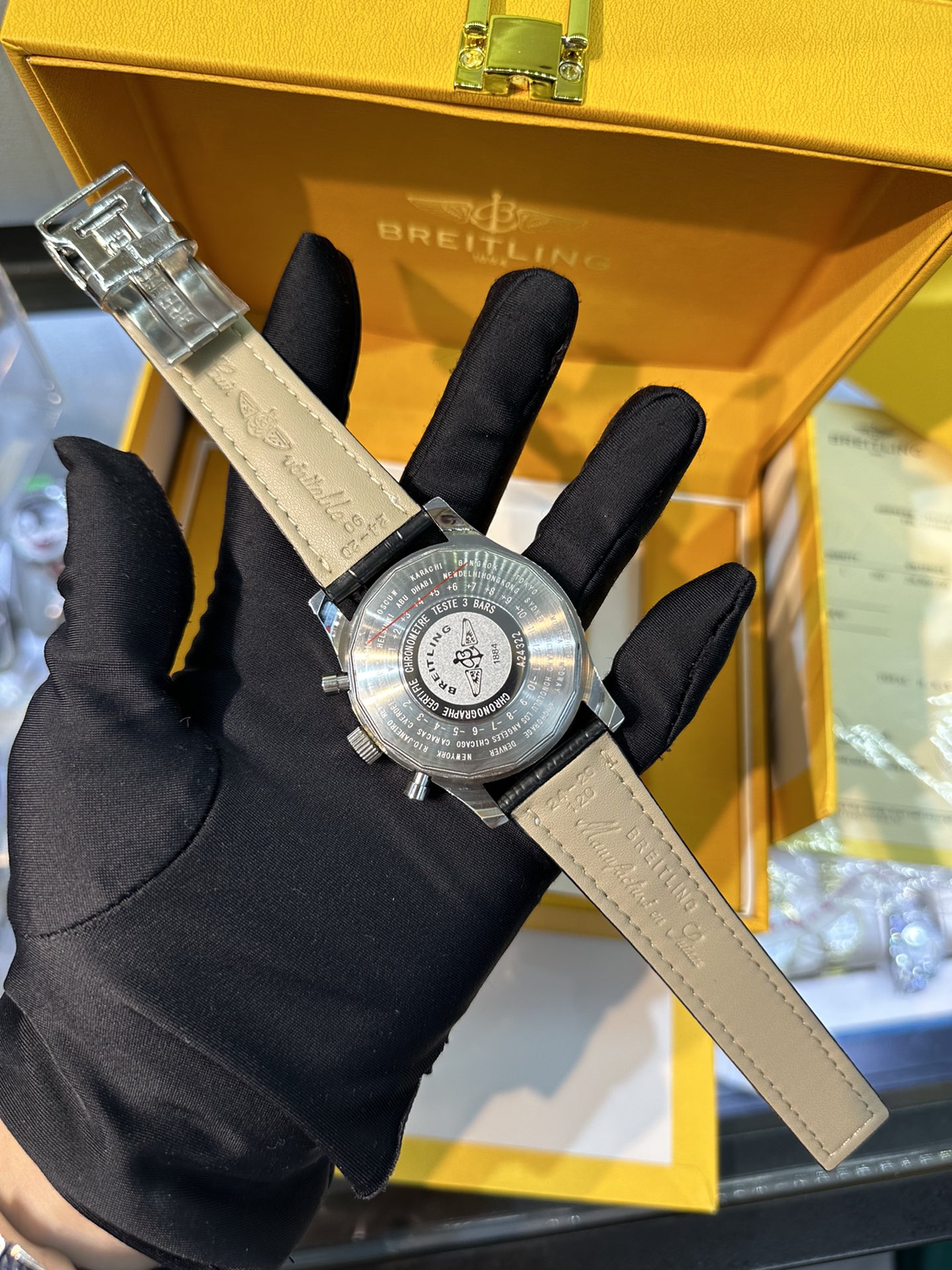 💰290
百年灵全新航空计时腕表（Navitimer）问世70周年，百年灵以大胆色彩焕新演绎经典腕表。尺寸43mm，迭代款无疑是地道的航空计时腕表，带有环形飞行滑尺、棒状刻度、三个小表盘和凹槽表圈，实现轻松握持，全新瑞士石英计时机芯