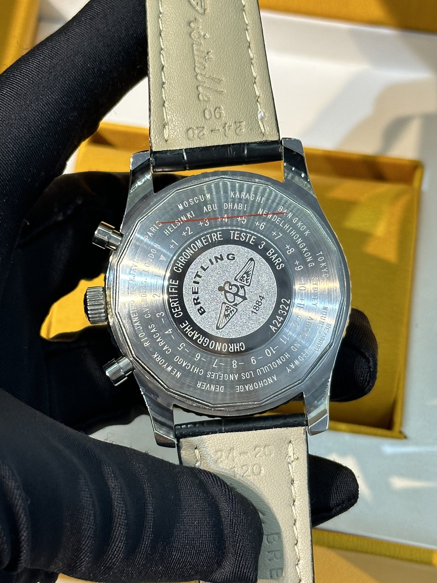 💰290
百年灵全新航空计时腕表（Navitimer）问世70周年，百年灵以大胆色彩焕新演绎经典腕表。尺寸43mm，迭代款无疑是地道的航空计时腕表，带有环形飞行滑尺、棒状刻度、三个小表盘和凹槽表圈，实现轻松握持，全新瑞士石英计时机芯