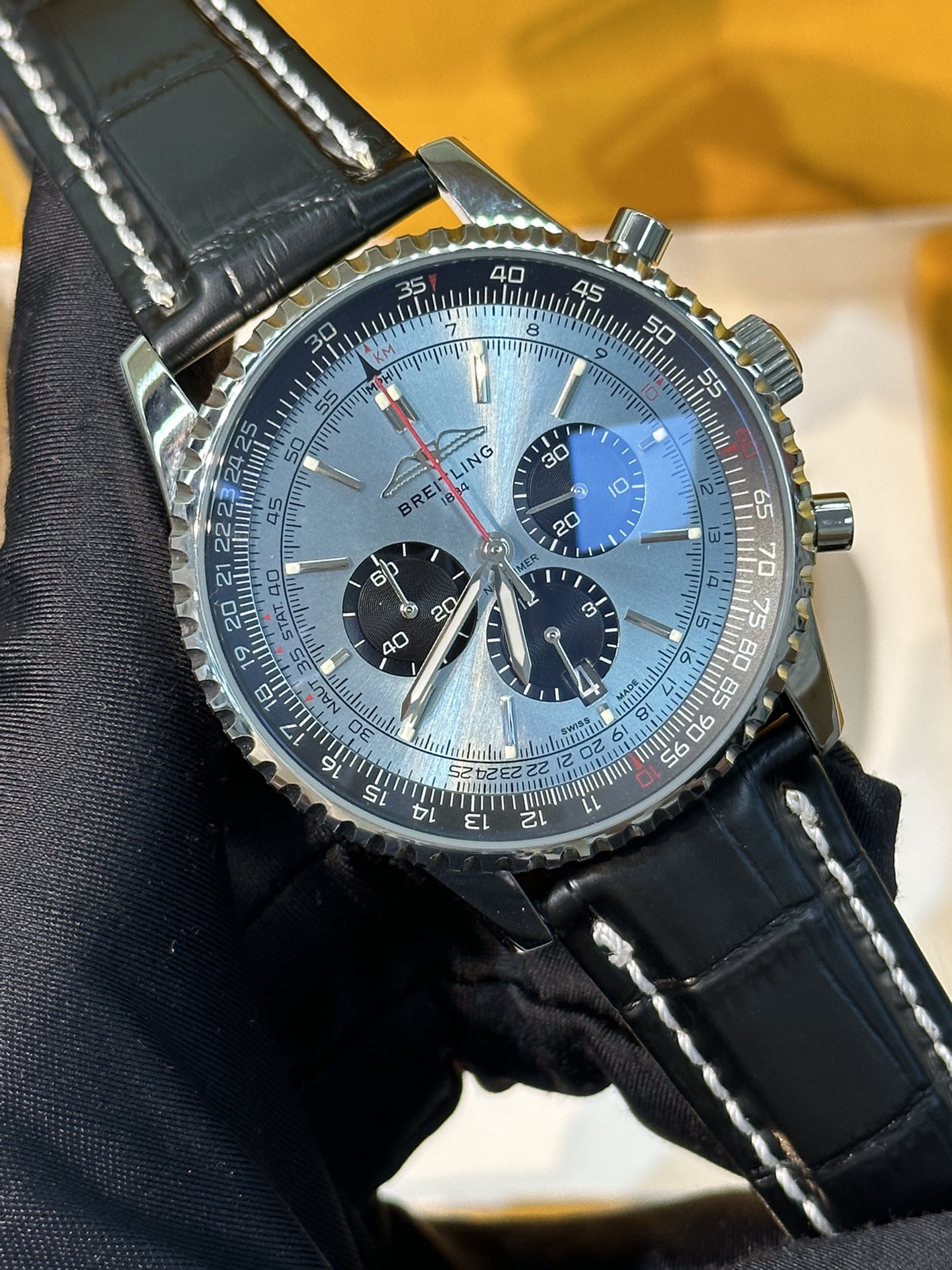 💰290
百年灵全新航空计时腕表（Navitimer）问世70周年，百年灵以大胆色彩焕新演绎经典腕表。尺寸43mm，迭代款无疑是地道的航空计时腕表，带有环形飞行滑尺、棒状刻度、三个小表盘和凹槽表圈，实现轻松握持，全新瑞士石英计时机芯