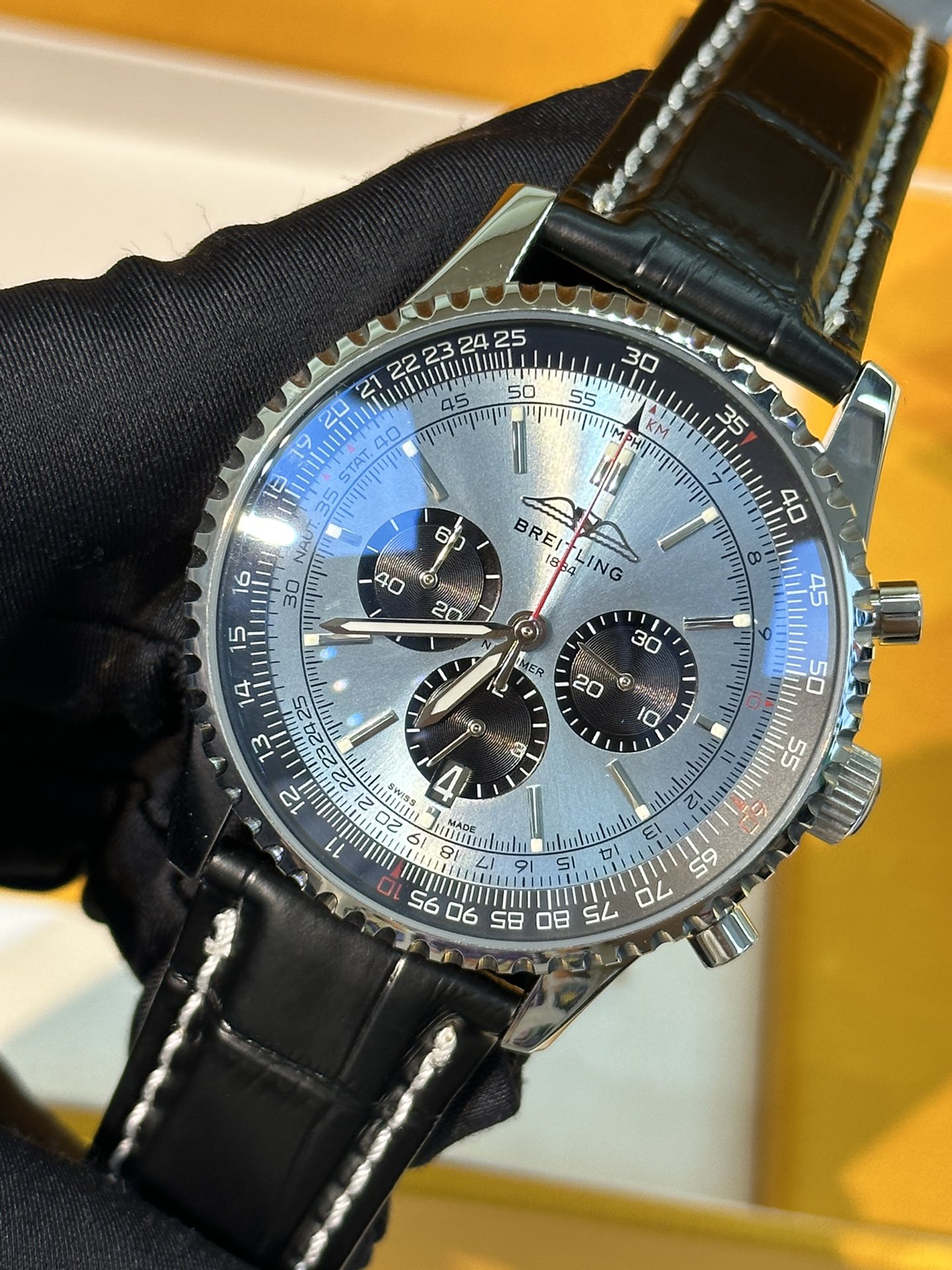 💰290
百年灵全新航空计时腕表（Navitimer）问世70周年，百年灵以大胆色彩焕新演绎经典腕表。尺寸43mm，迭代款无疑是地道的航空计时腕表，带有环形飞行滑尺、棒状刻度、三个小表盘和凹槽表圈，实现轻松握持，全新瑞士石英计时机芯