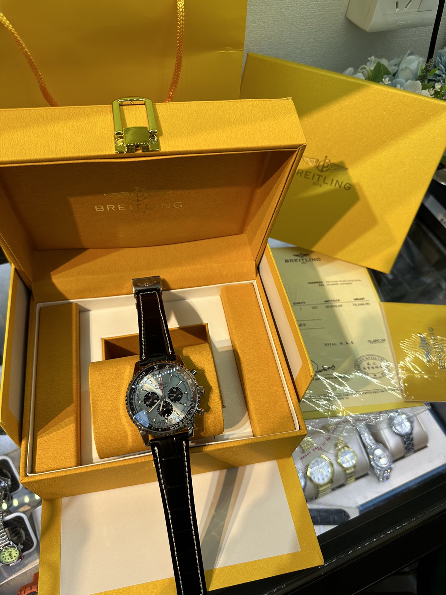 💰290
百年灵全新航空计时腕表（Navitimer）问世70周年，百年灵以大胆色彩焕新演绎经典腕表。尺寸43mm，迭代款无疑是地道的航空计时腕表，带有环形飞行滑尺、棒状刻度、三个小表盘和凹槽表圈，实现轻松握持，全新瑞士石英计时机芯