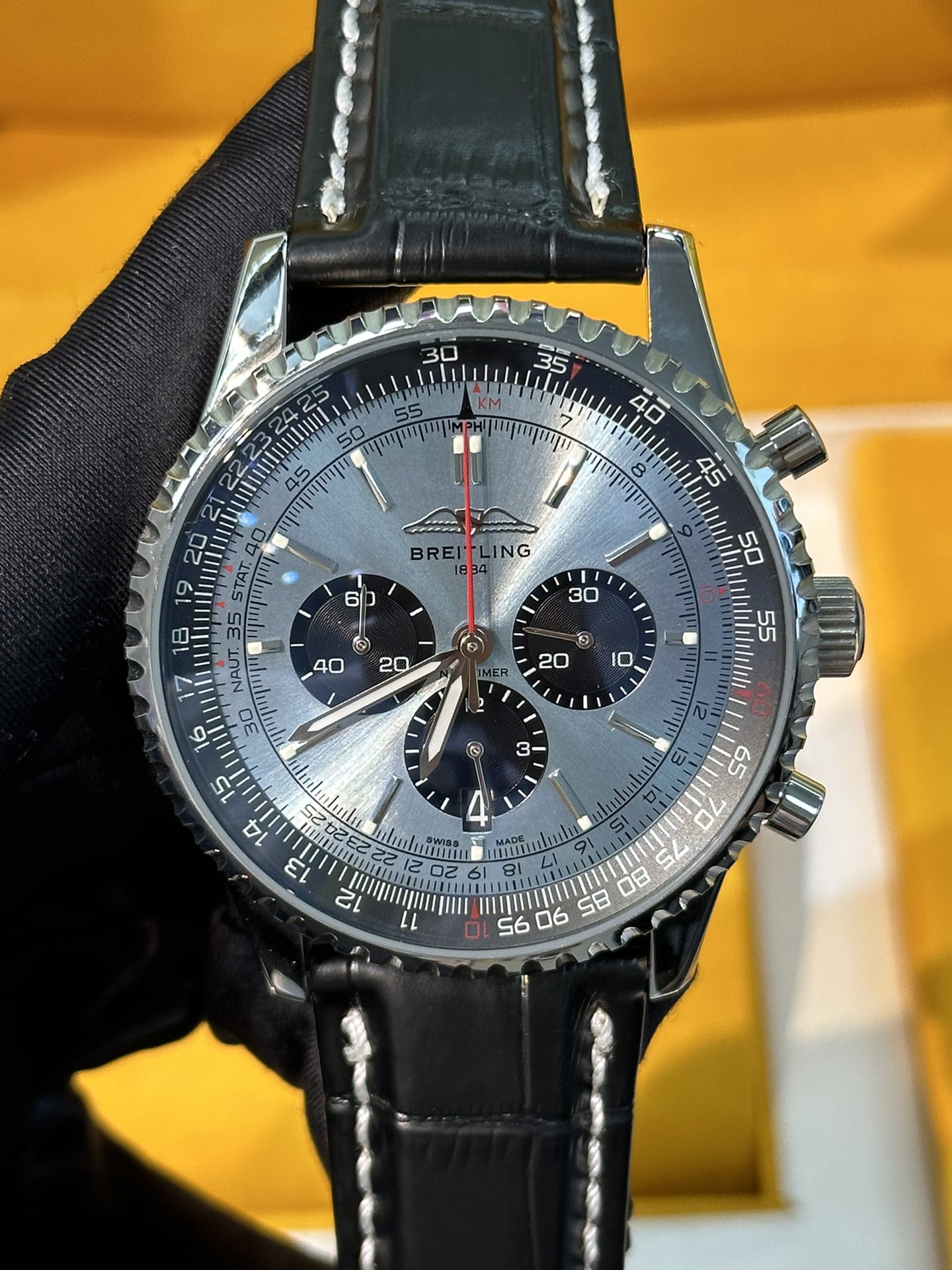 💰290
百年灵全新航空计时腕表（Navitimer）问世70周年，百年灵以大胆色彩焕新演绎经典腕表。尺寸43mm，迭代款无疑是地道的航空计时腕表，带有环形飞行滑尺、棒状刻度、三个小表盘和凹槽表圈，实现轻松握持，全新瑞士石英计时机芯