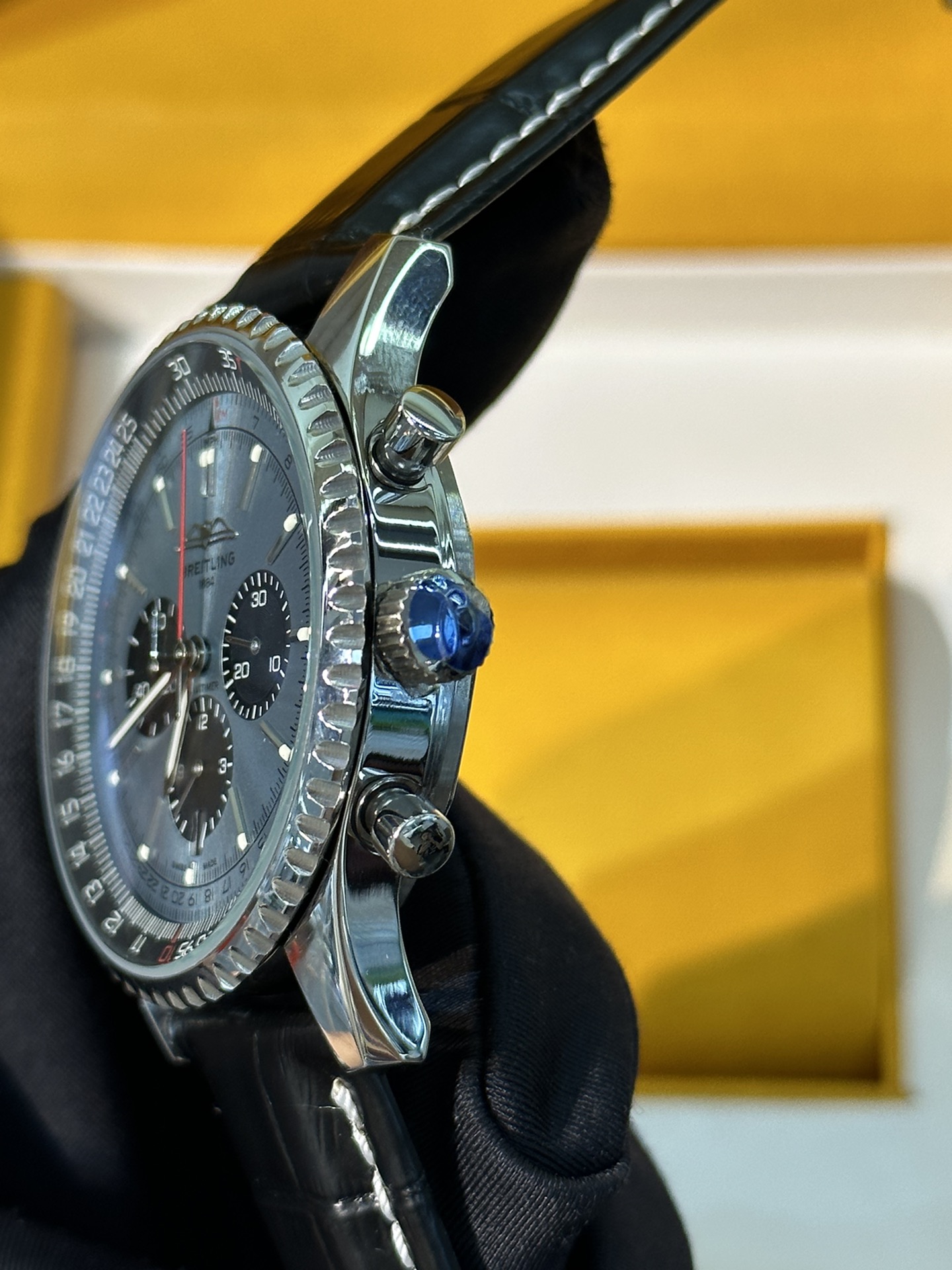 💰290
百年灵全新航空计时腕表（Navitimer）问世70周年，百年灵以大胆色彩焕新演绎经典腕表。尺寸43mm，迭代款无疑是地道的航空计时腕表，带有环形飞行滑尺、棒状刻度、三个小表盘和凹槽表圈，实现轻松握持，全新瑞士石英计时机芯