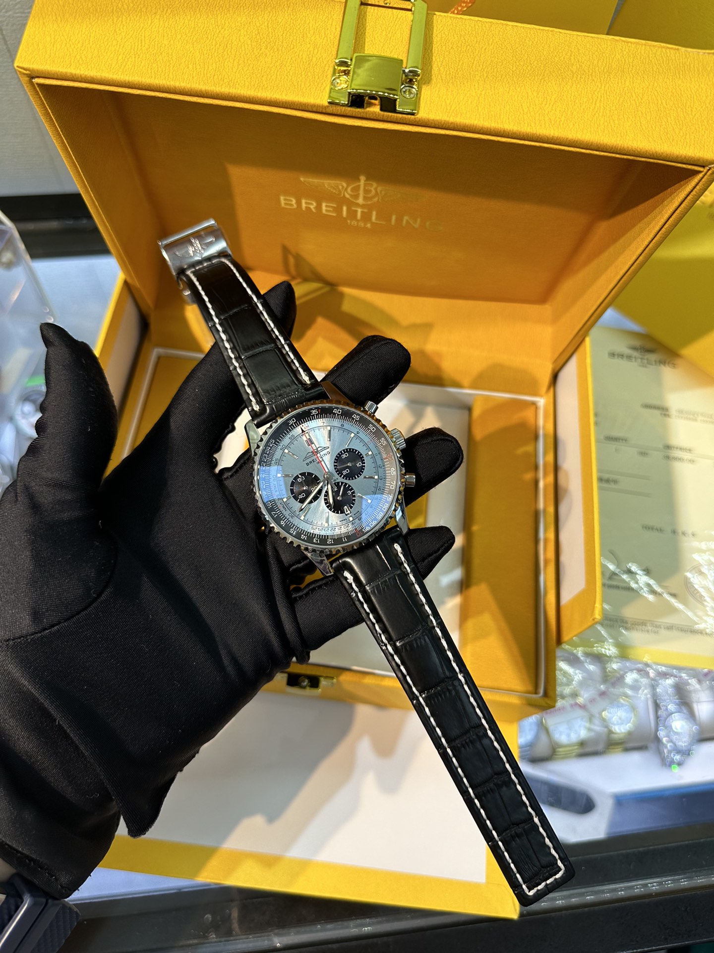 💰290
百年灵全新航空计时腕表（Navitimer）问世70周年，百年灵以大胆色彩焕新演绎经典腕表。尺寸43mm，迭代款无疑是地道的航空计时腕表，带有环形飞行滑尺、棒状刻度、三个小表盘和凹槽表圈，实现轻松握持，全新瑞士石英计时机芯