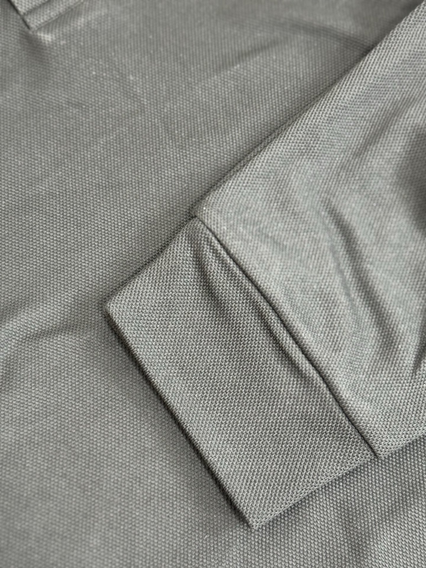 105💰
🦊Ralph Lauren/拉夫劳伦双纽扣薄绒长袖Polo衫
精选优质面料,触感柔软亲肤,穿着舒适又透气,轻松应对日常各种场合。经典Polo领设计,简约大方,尽显优雅气质,胸前标志性的小马标精致又有辨识度,彰显品牌格调。利落的长袖版型,无论是单穿还是内搭都很合适,搭配性超强~纯净的白色款,更是百搭界的天花板,轻松打造出休闲又不失精致的穿搭风格,为你的衣橱增添一抹经典与时尚~
颜色:黑色 藏青色 白色
尺码:M-3XL【图尾】