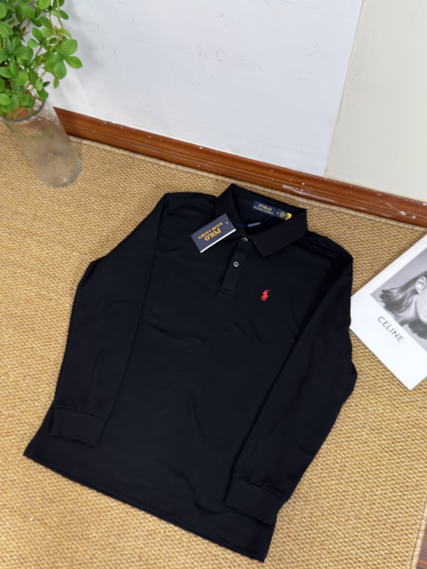 105💰
🦊Ralph Lauren/拉夫劳伦双纽扣薄绒长袖Polo衫
精选优质面料,触感柔软亲肤,穿着舒适又透气,轻松应对日常各种场合。经典Polo领设计,简约大方,尽显优雅气质,胸前标志性的小马标精致又有辨识度,彰显品牌格调。利落的长袖版型,无论是单穿还是内搭都很合适,搭配性超强~纯净的白色款,更是百搭界的天花板,轻松打造出休闲又不失精致的穿搭风格,为你的衣橱增添一抹经典与时尚~
颜色:黑色 藏青色 白色
尺码:M-3XL【图尾】