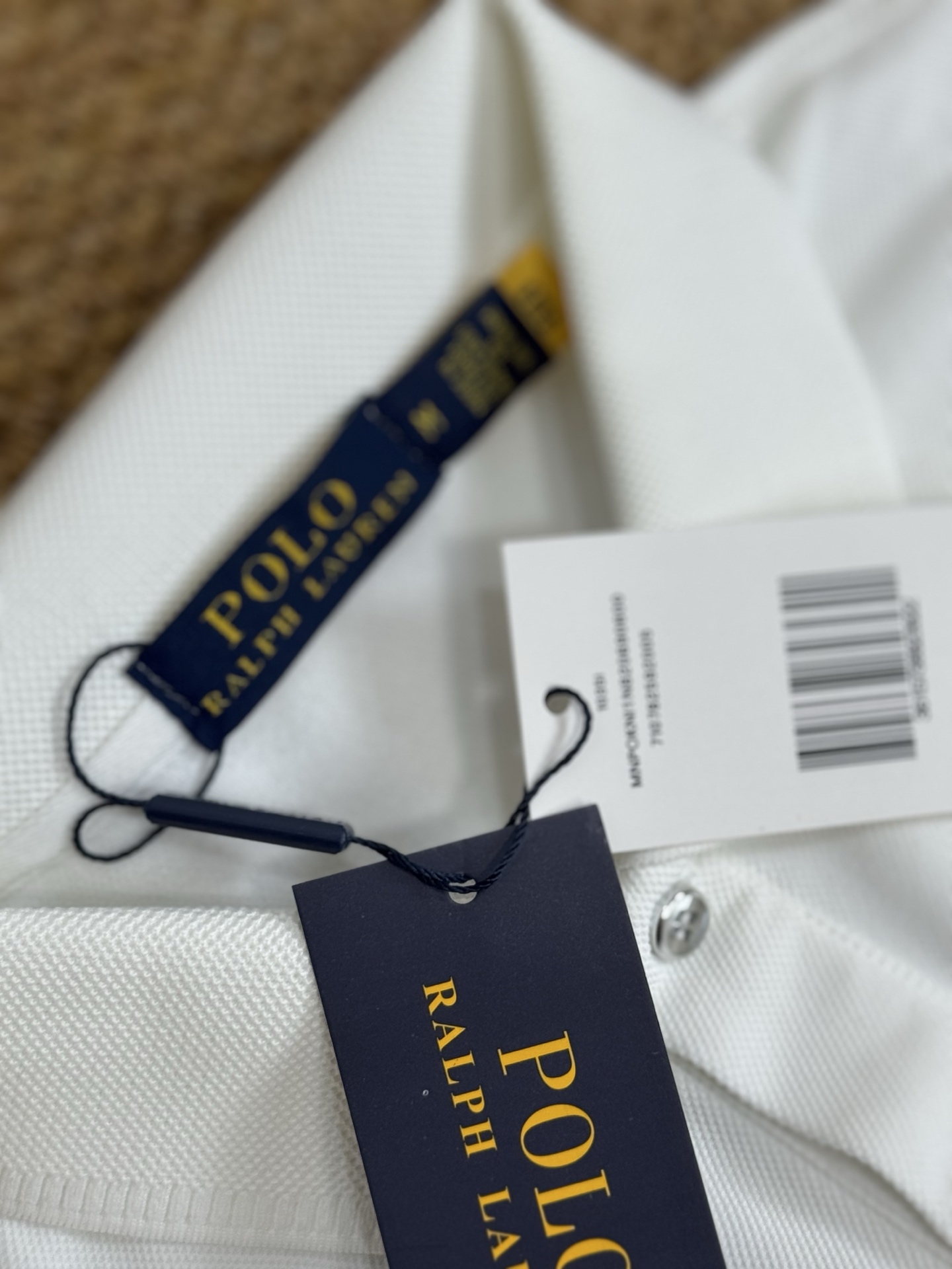 105💰
🦊Ralph Lauren/拉夫劳伦双纽扣薄绒长袖Polo衫
精选优质面料,触感柔软亲肤,穿着舒适又透气,轻松应对日常各种场合。经典Polo领设计,简约大方,尽显优雅气质,胸前标志性的小马标精致又有辨识度,彰显品牌格调。利落的长袖版型,无论是单穿还是内搭都很合适,搭配性超强~纯净的白色款,更是百搭界的天花板,轻松打造出休闲又不失精致的穿搭风格,为你的衣橱增添一抹经典与时尚~
颜色:黑色 藏青色 白色
尺码:M-3XL【图尾】