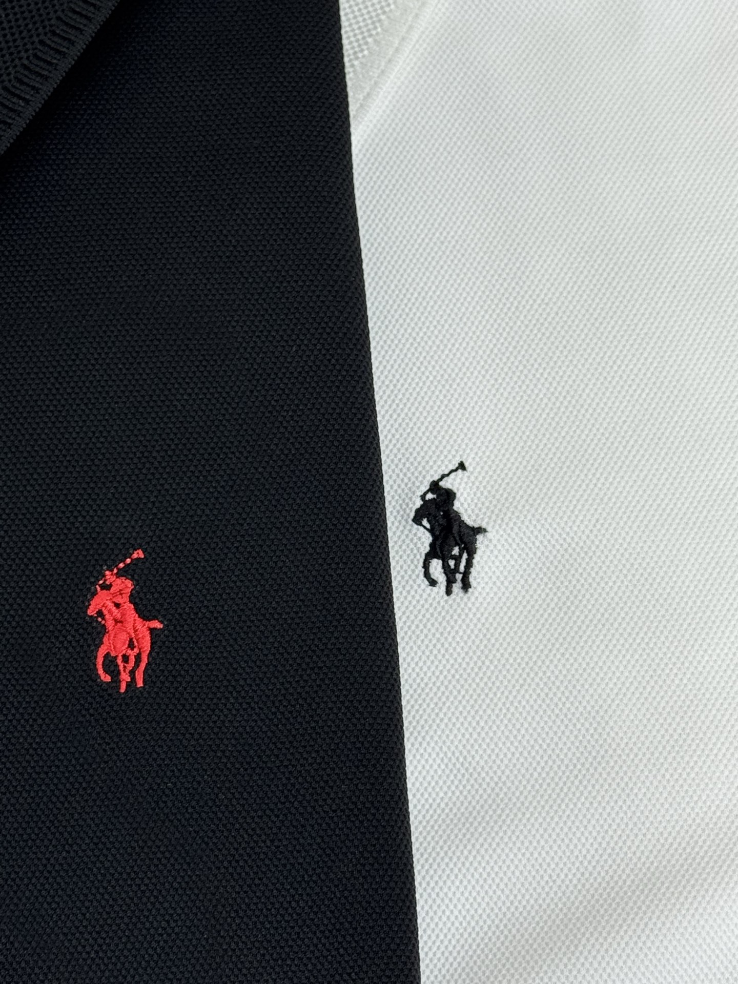 105💰
🦊Ralph Lauren/拉夫劳伦双纽扣薄绒长袖Polo衫
精选优质面料,触感柔软亲肤,穿着舒适又透气,轻松应对日常各种场合。经典Polo领设计,简约大方,尽显优雅气质,胸前标志性的小马标精致又有辨识度,彰显品牌格调。利落的长袖版型,无论是单穿还是内搭都很合适,搭配性超强~纯净的白色款,更是百搭界的天花板,轻松打造出休闲又不失精致的穿搭风格,为你的衣橱增添一抹经典与时尚~
颜色:黑色 藏青色 白色
尺码:M-3XL【图尾】