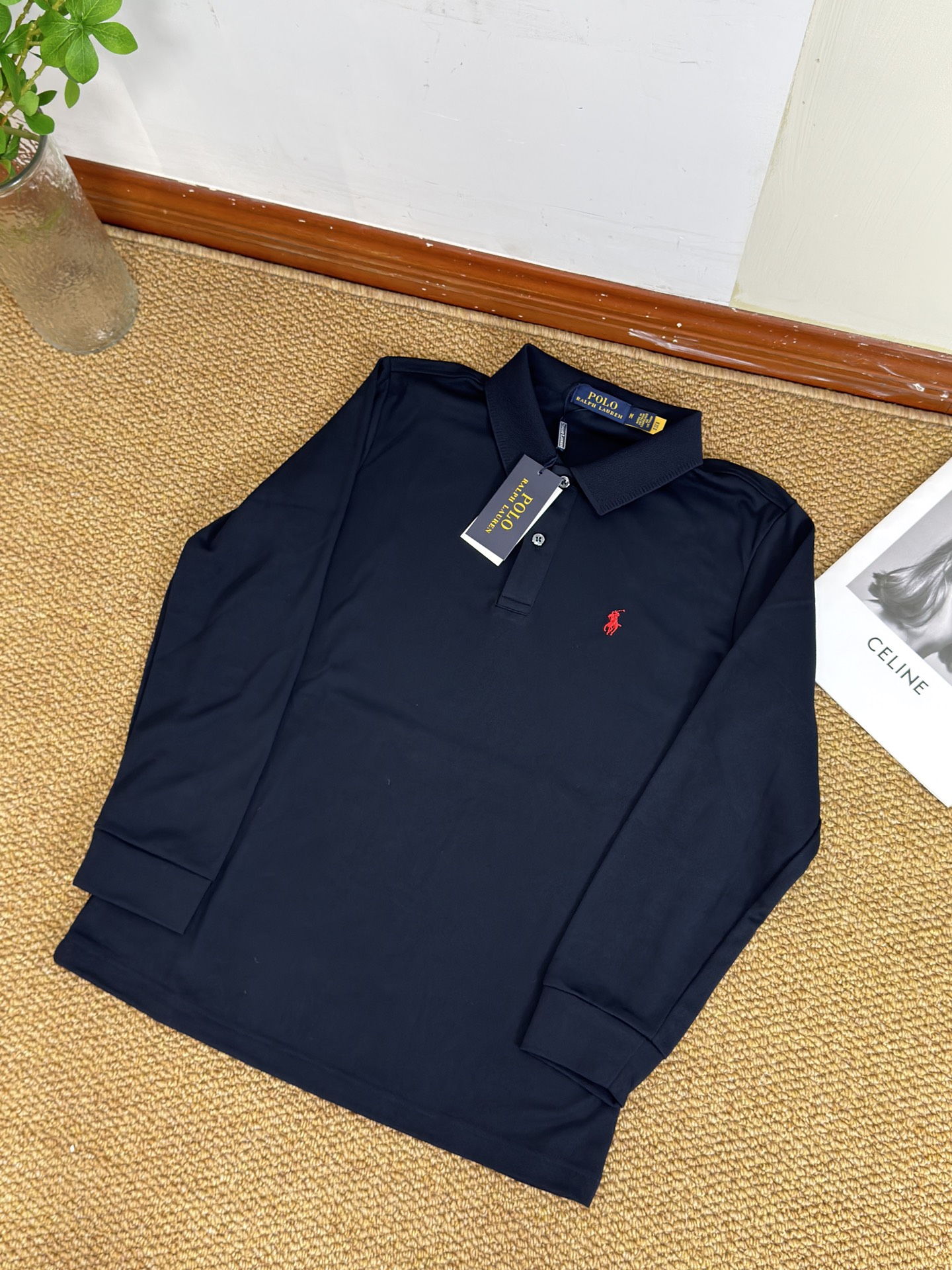 105💰
🦊Ralph Lauren/拉夫劳伦双纽扣薄绒长袖Polo衫
精选优质面料,触感柔软亲肤,穿着舒适又透气,轻松应对日常各种场合。经典Polo领设计,简约大方,尽显优雅气质,胸前标志性的小马标精致又有辨识度,彰显品牌格调。利落的长袖版型,无论是单穿还是内搭都很合适,搭配性超强~纯净的白色款,更是百搭界的天花板,轻松打造出休闲又不失精致的穿搭风格,为你的衣橱增添一抹经典与时尚~
颜色:黑色 藏青色 白色
尺码:M-3XL【图尾】