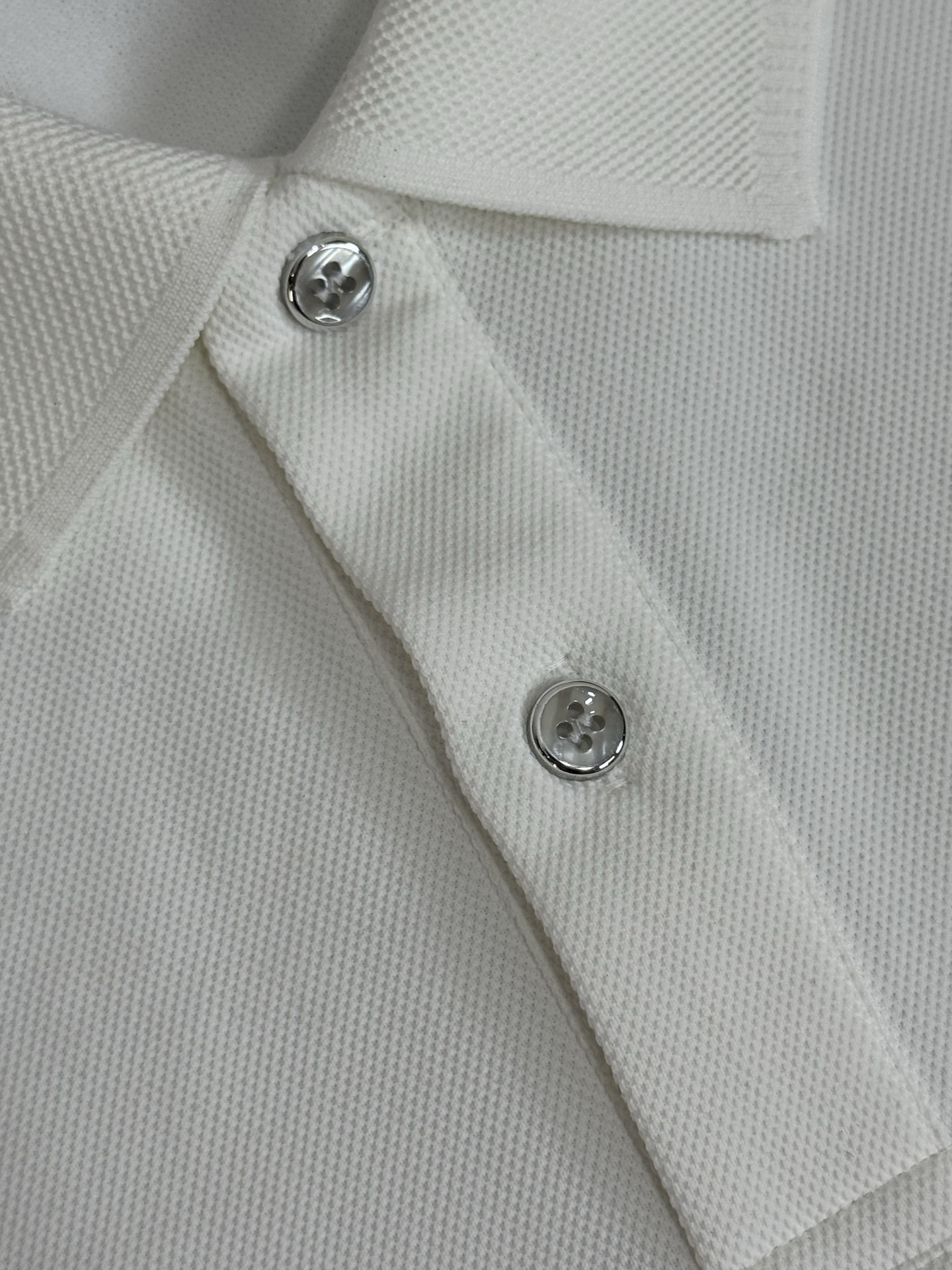 105💰
🦊Ralph Lauren/拉夫劳伦双纽扣薄绒长袖Polo衫
精选优质面料,触感柔软亲肤,穿着舒适又透气,轻松应对日常各种场合。经典Polo领设计,简约大方,尽显优雅气质,胸前标志性的小马标精致又有辨识度,彰显品牌格调。利落的长袖版型,无论是单穿还是内搭都很合适,搭配性超强~纯净的白色款,更是百搭界的天花板,轻松打造出休闲又不失精致的穿搭风格,为你的衣橱增添一抹经典与时尚~
颜色:黑色 藏青色 白色
尺码:M-3XL【图尾】