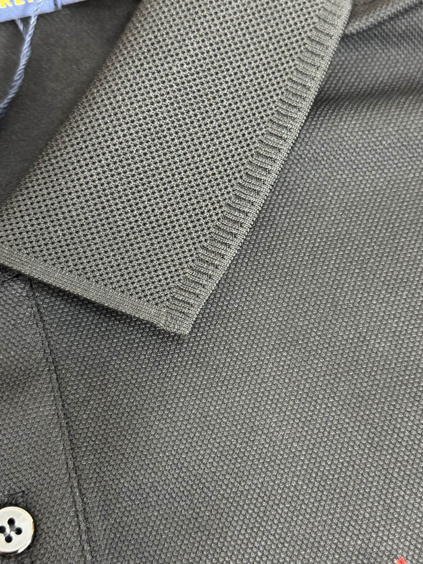 105💰
🦊Ralph Lauren/拉夫劳伦双纽扣薄绒长袖Polo衫
精选优质面料,触感柔软亲肤,穿着舒适又透气,轻松应对日常各种场合。经典Polo领设计,简约大方,尽显优雅气质,胸前标志性的小马标精致又有辨识度,彰显品牌格调。利落的长袖版型,无论是单穿还是内搭都很合适,搭配性超强~纯净的白色款,更是百搭界的天花板,轻松打造出休闲又不失精致的穿搭风格,为你的衣橱增添一抹经典与时尚~
颜色:黑色 藏青色 白色
尺码:M-3XL【图尾】