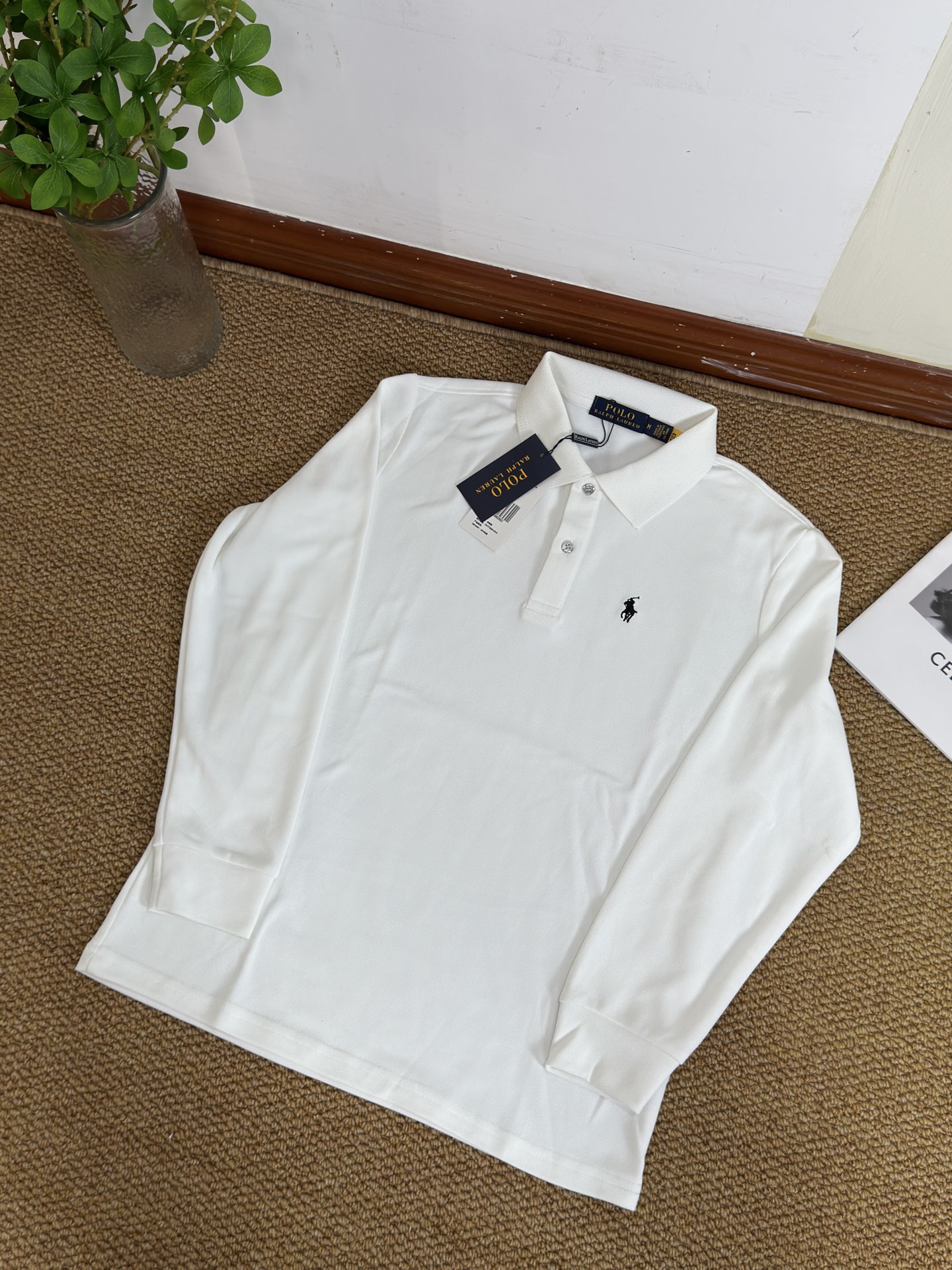 105💰
🦊Ralph Lauren/拉夫劳伦双纽扣薄绒长袖Polo衫
精选优质面料,触感柔软亲肤,穿着舒适又透气,轻松应对日常各种场合。经典Polo领设计,简约大方,尽显优雅气质,胸前标志性的小马标精致又有辨识度,彰显品牌格调。利落的长袖版型,无论是单穿还是内搭都很合适,搭配性超强~纯净的白色款,更是百搭界的天花板,轻松打造出休闲又不失精致的穿搭风格,为你的衣橱增添一抹经典与时尚~
颜色:黑色 藏青色 白色
尺码:M-3XL【图尾】