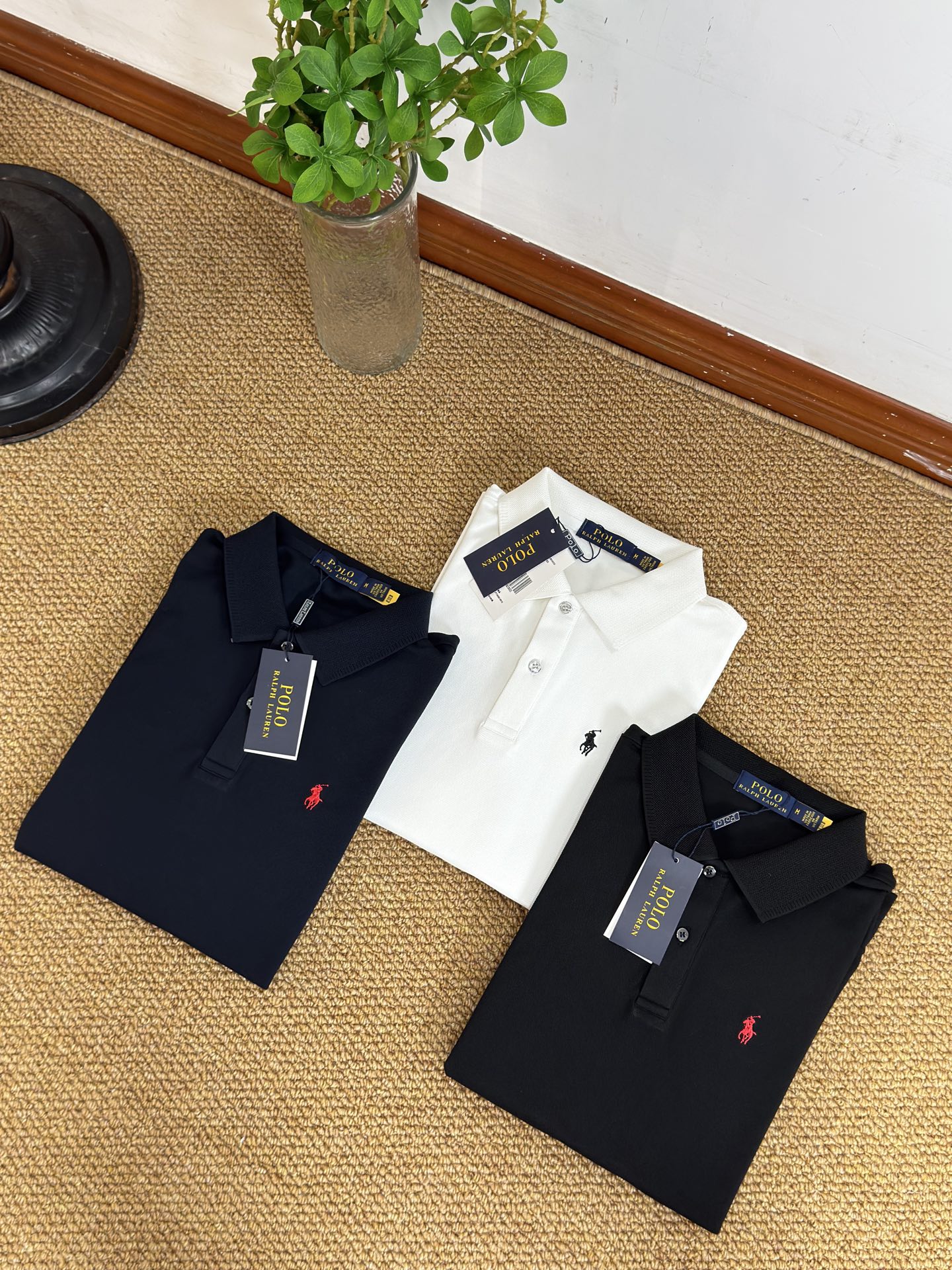 105💰
🦊Ralph Lauren/拉夫劳伦双纽扣薄绒长袖Polo衫
精选优质面料,触感柔软亲肤,穿着舒适又透气,轻松应对日常各种场合。经典Polo领设计,简约大方,尽显优雅气质,胸前标志性的小马标精致又有辨识度,彰显品牌格调。利落的长袖版型,无论是单穿还是内搭都很合适,搭配性超强~纯净的白色款,更是百搭界的天花板,轻松打造出休闲又不失精致的穿搭风格,为你的衣橱增添一抹经典与时尚~
颜色:黑色 藏青色 白色
尺码:M-3XL【图尾】