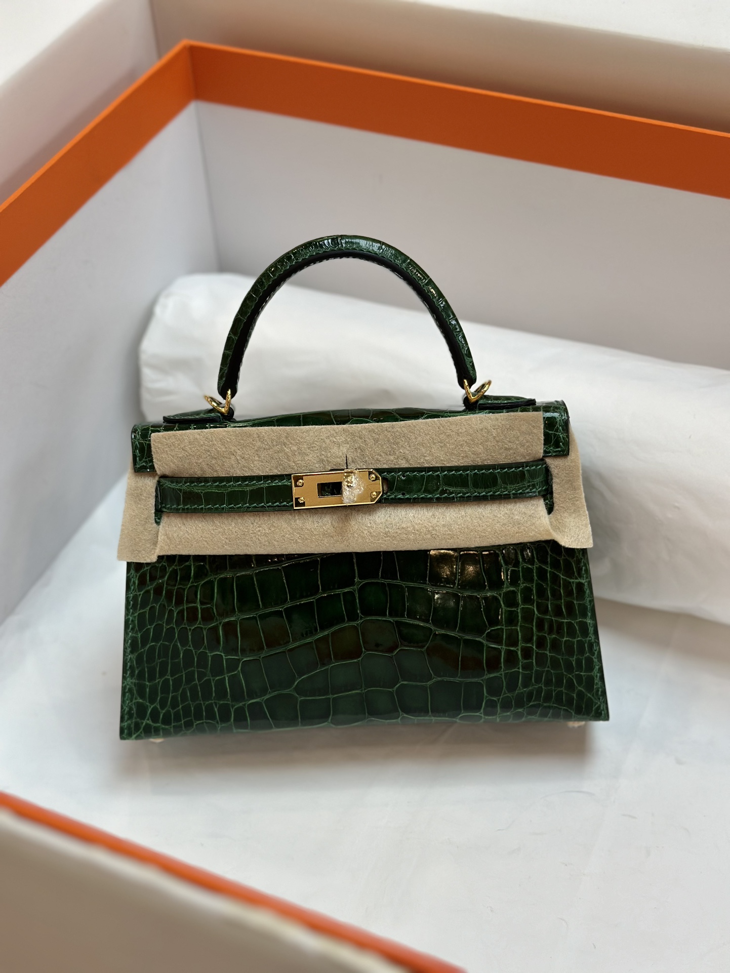 NO:699869,mini Kelly second generation 19CM. American crocodile emerald, imported American crocodile belly, top hand-sewn wax thread, real stock!  ,Hermes,hermes,Hermes,19860909mini Kelly二代19CM.美洲鳄 祖母绿 进口美洲鳄肚皮,顶级手缝蜡线,现货实拍！,爱马仕,hermes,Hermes,,Bag