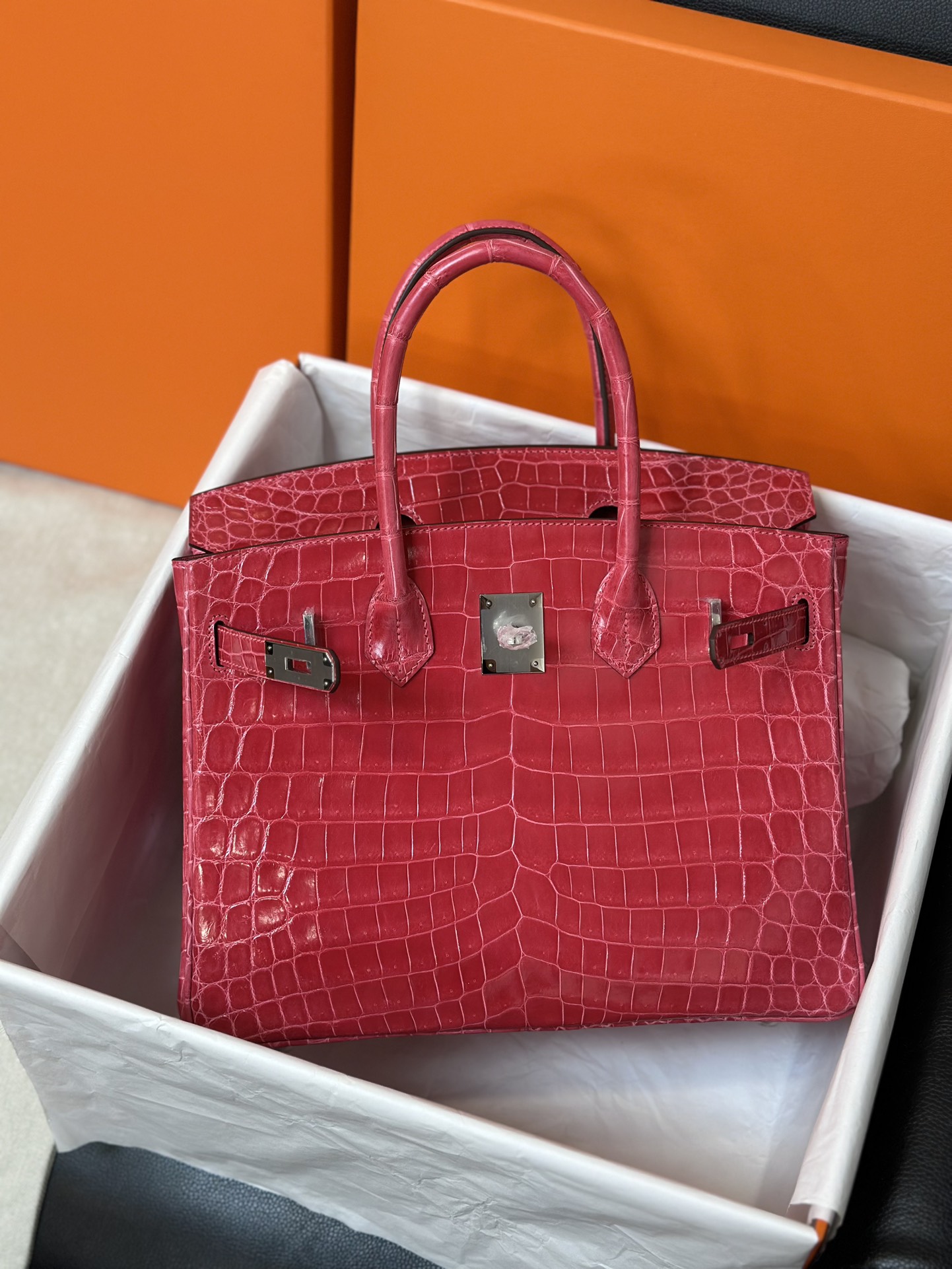 bk30   尼罗鳄  极致粉  银扣  现货

hcp进口 尼罗鳄三张皮制作，手工蜡线工艺。